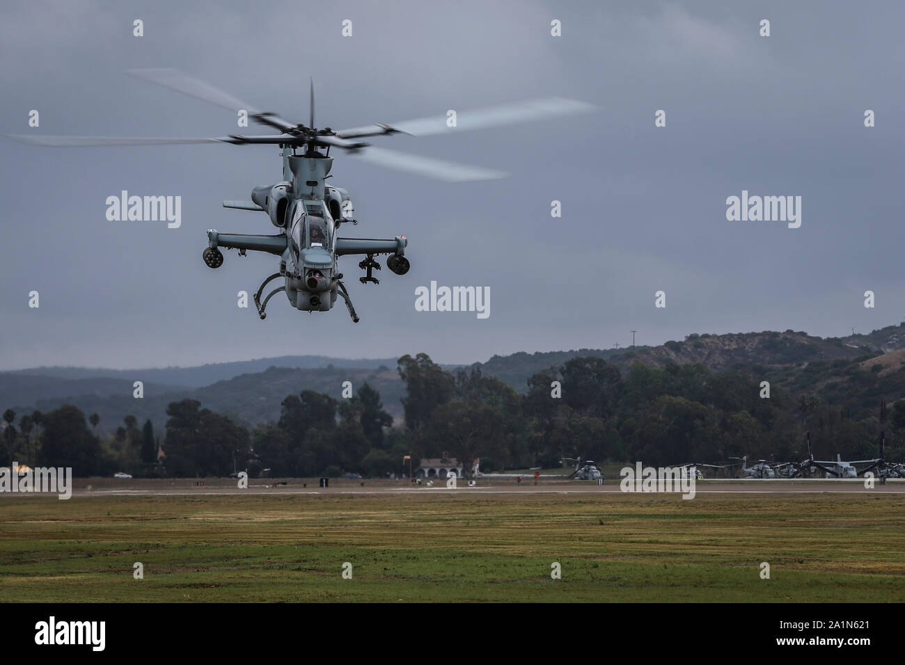 Un AH-1Z Viper décolle de la ligne de vol sur Marine Corps Air Station Camp Pendleton, en Californie, le 26 septembre 2019. La station aérienne exploite et maintient un aérodrome sécurisé afin de soutenir JE Marine Expeditionary Force, Marine Corps Base Camp Pendleton commandes locataire et unités de passage de maintenir et d'améliorer leurs capacités de mission et la préparation au combat. (U.S. Marine Corps photo par Lance Cpl. Andrew Cortez) Banque D'Images