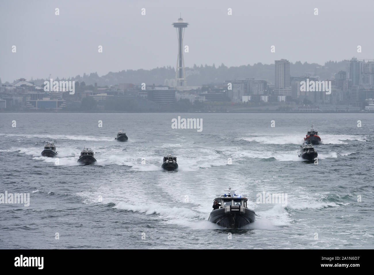 La Garde côtière des États-Unis aux côtés de partenaires locaux, d'État et organismes fédéraux ont participé à une zone de sécurité maritime et le Programme d'exercice de formation (AMSTEP) cas Lundi, 23 septembre 2019, sur le Puget Sound près de Seattle. Les forces de l'ordre utilisé diverses petites embarcations à bord d'un Ferry de l'État de Washington qui ont participé à la formation. (U.S. Photo de la Garde côtière du Maître de 2e classe Steve Strohmaier) Banque D'Images