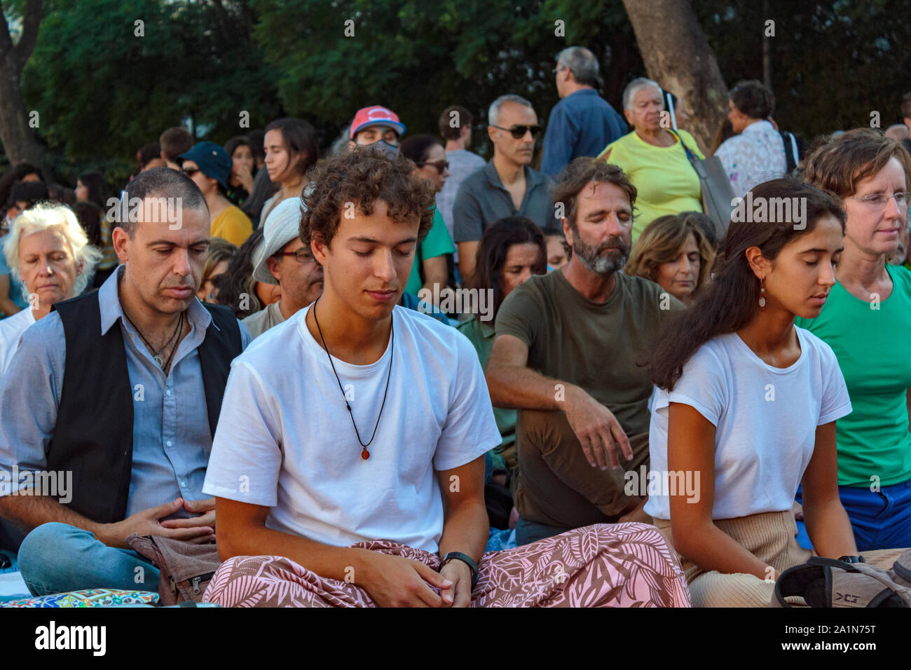Lisbonne, Portugal- 27 septembre 2019 : Groupe de personnes assises sur le sol en silence pour protester contre les changements climatiques au climat mondial grève Banque D'Images