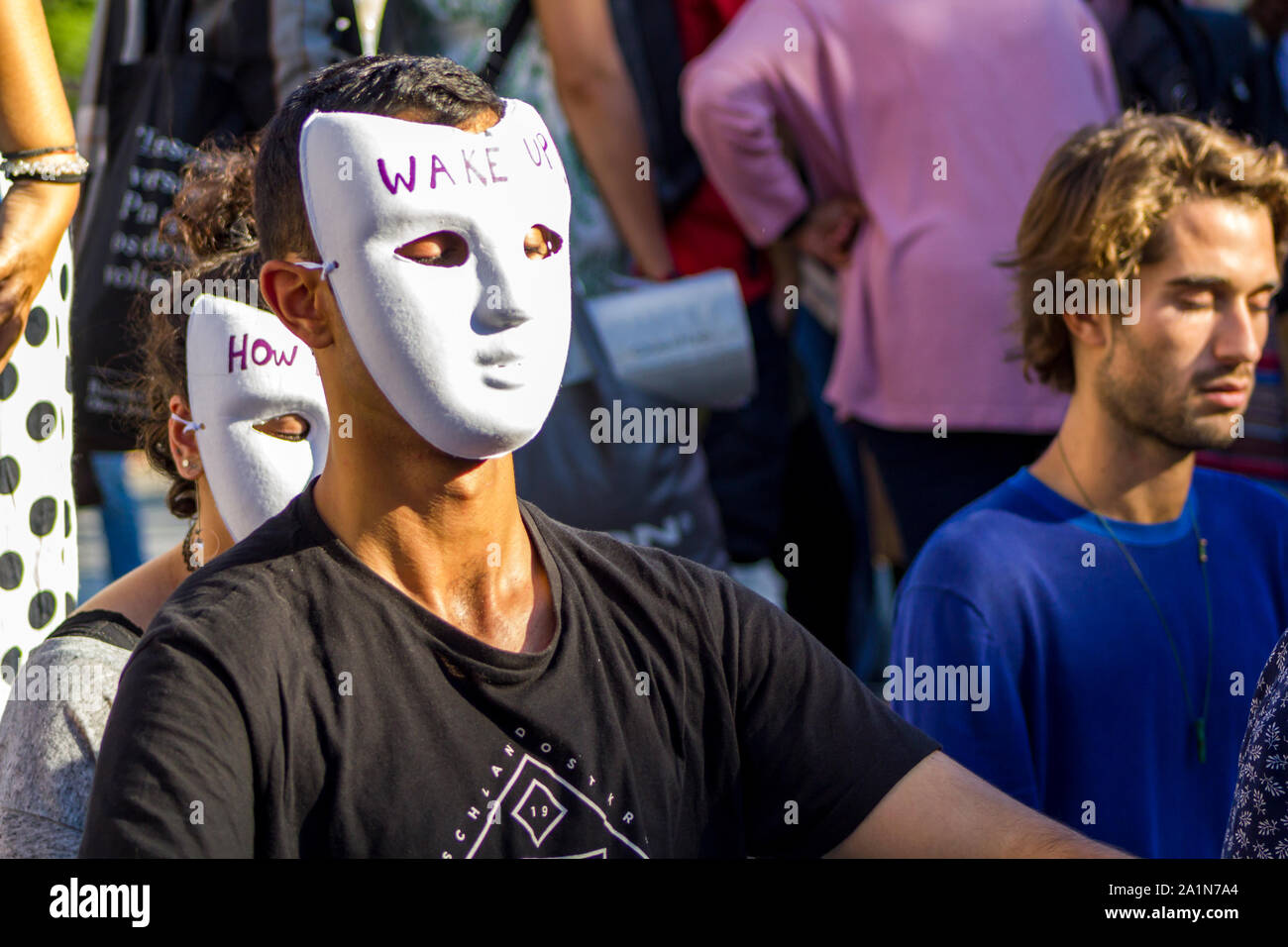 Lisbonne, Portugal- 27 septembre 2019 : Groupe de personnes assises sur le sol en silence pour protester contre les changements climatiques au climat mondial grève Banque D'Images
