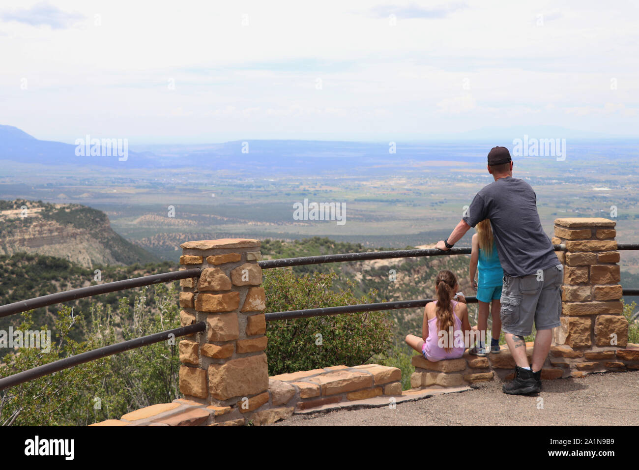 Père profiter de la vue avec ses filles Banque D'Images