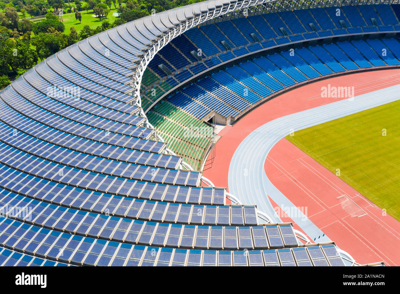 Vue aérienne panneau solaire sur le toit de Stadium Banque D'Images