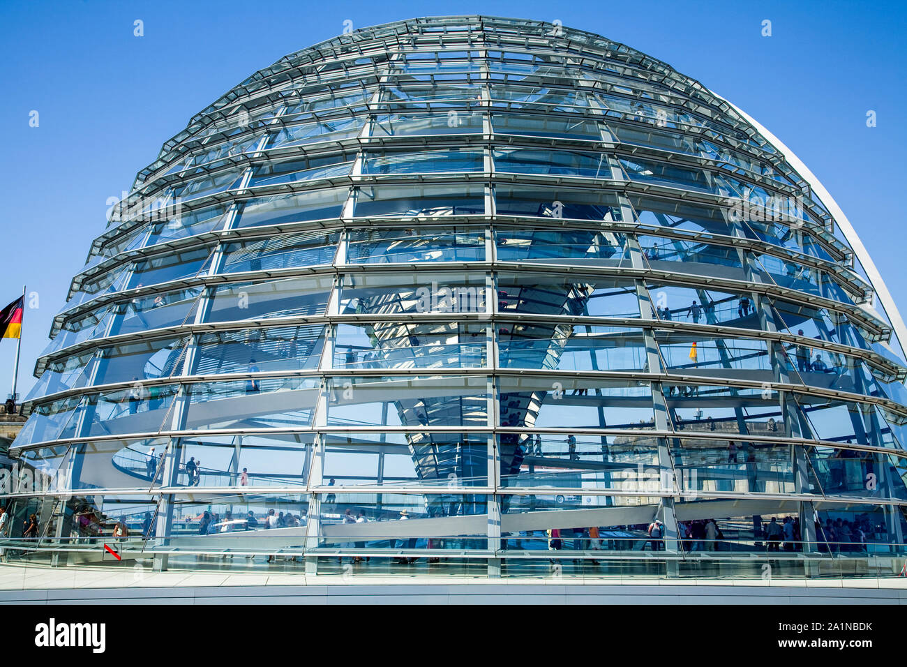 Le dôme de verre au sommet du Reichstag où les visiteurs peuvent observer le Bundestag, la chambre basse du parlement fédéral allemand. Berlin Allemagne Banque D'Images