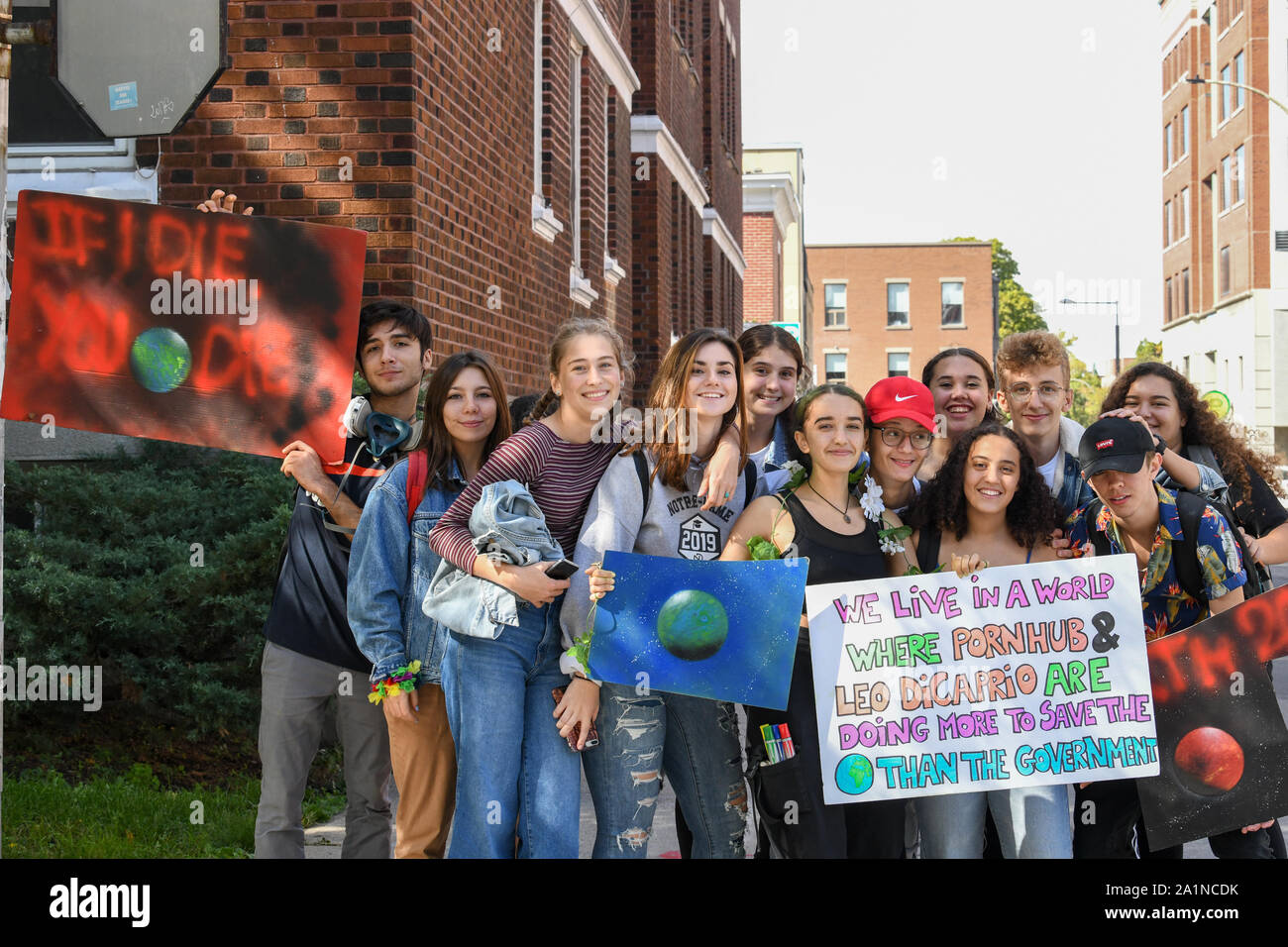 Dans la région de Montréal au Canada, un demi-million de personnes ont rejoint le climat mondial grève le 27 septembre 2019. Ils ont exigé des actions plus concrètes de la part des autorités pour lutter contre le réchauffement planétaire et le changement climatique. Banque D'Images