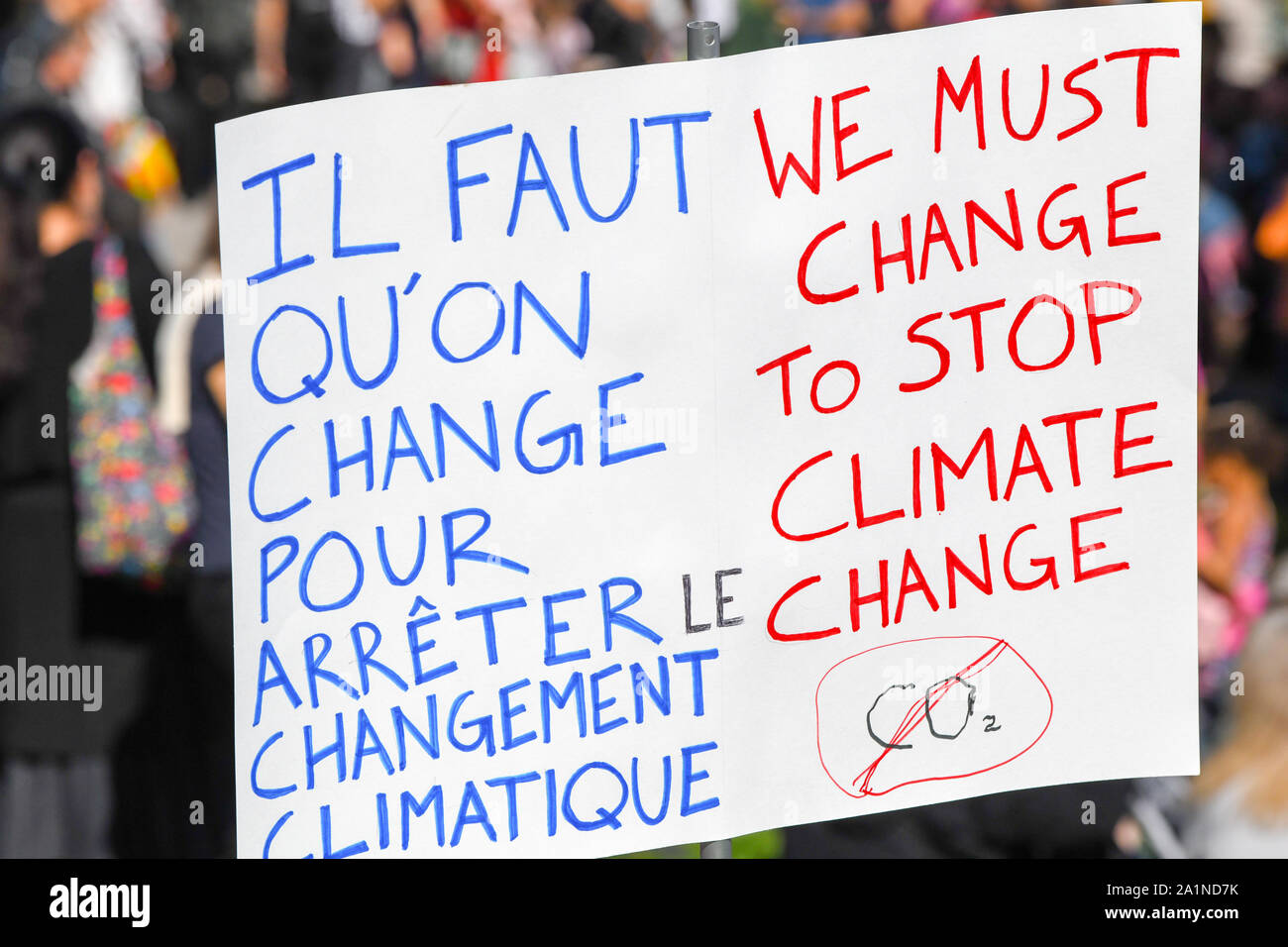 Dans la région de Montréal au Canada, un demi-million de personnes ont rejoint le climat mondial grève le 27 septembre 2019. Ils ont exigé des actions plus concrètes de la part des autorités pour lutter contre le réchauffement planétaire et le changement climatique. Banque D'Images