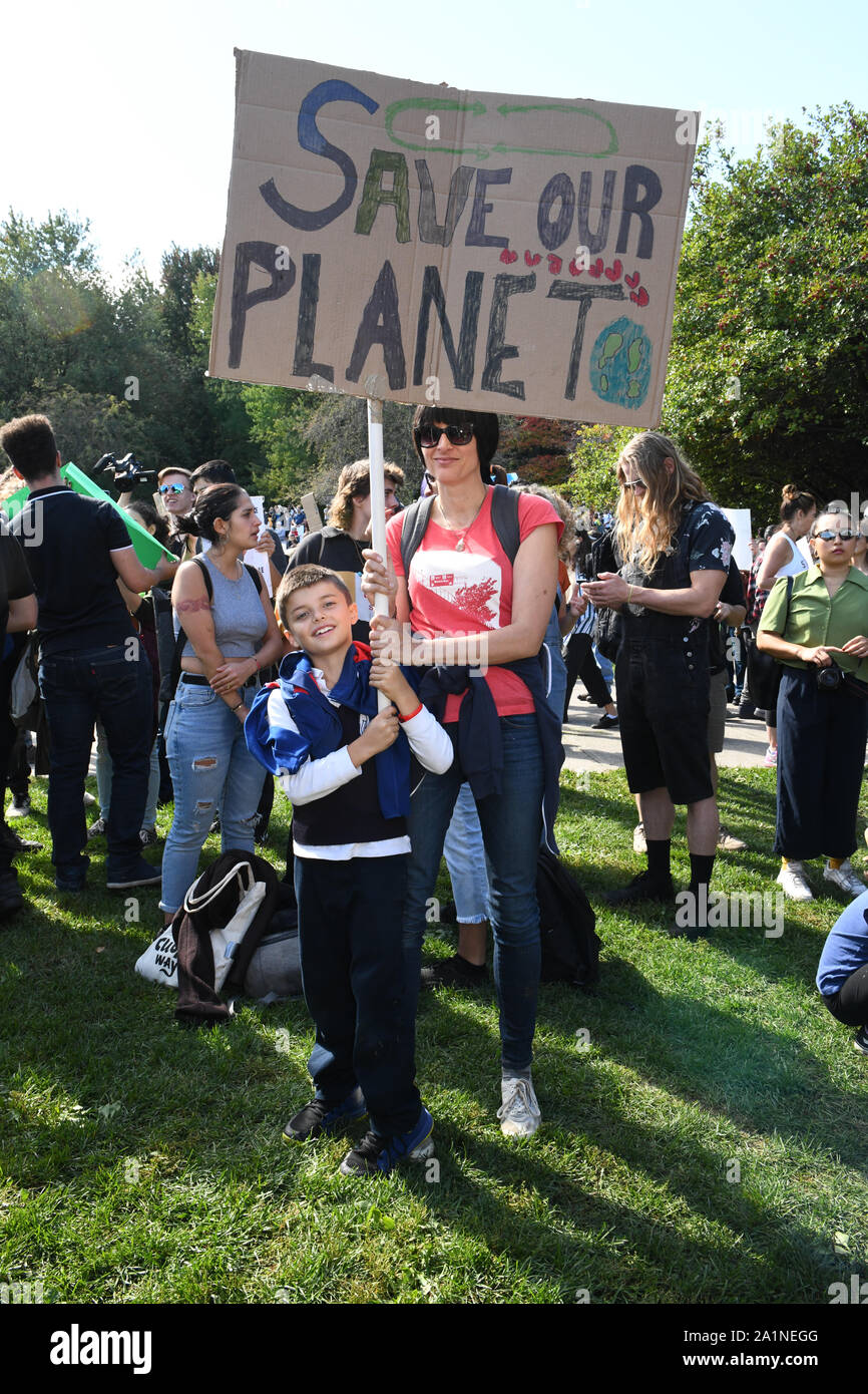 Dans la région de Montréal au Canada, un demi-million de personnes ont rejoint le climat mondial grève le 27 septembre 2019. Ils ont exigé des actions plus concrètes de la part des autorités pour lutter contre le réchauffement planétaire et le changement climatique. Banque D'Images