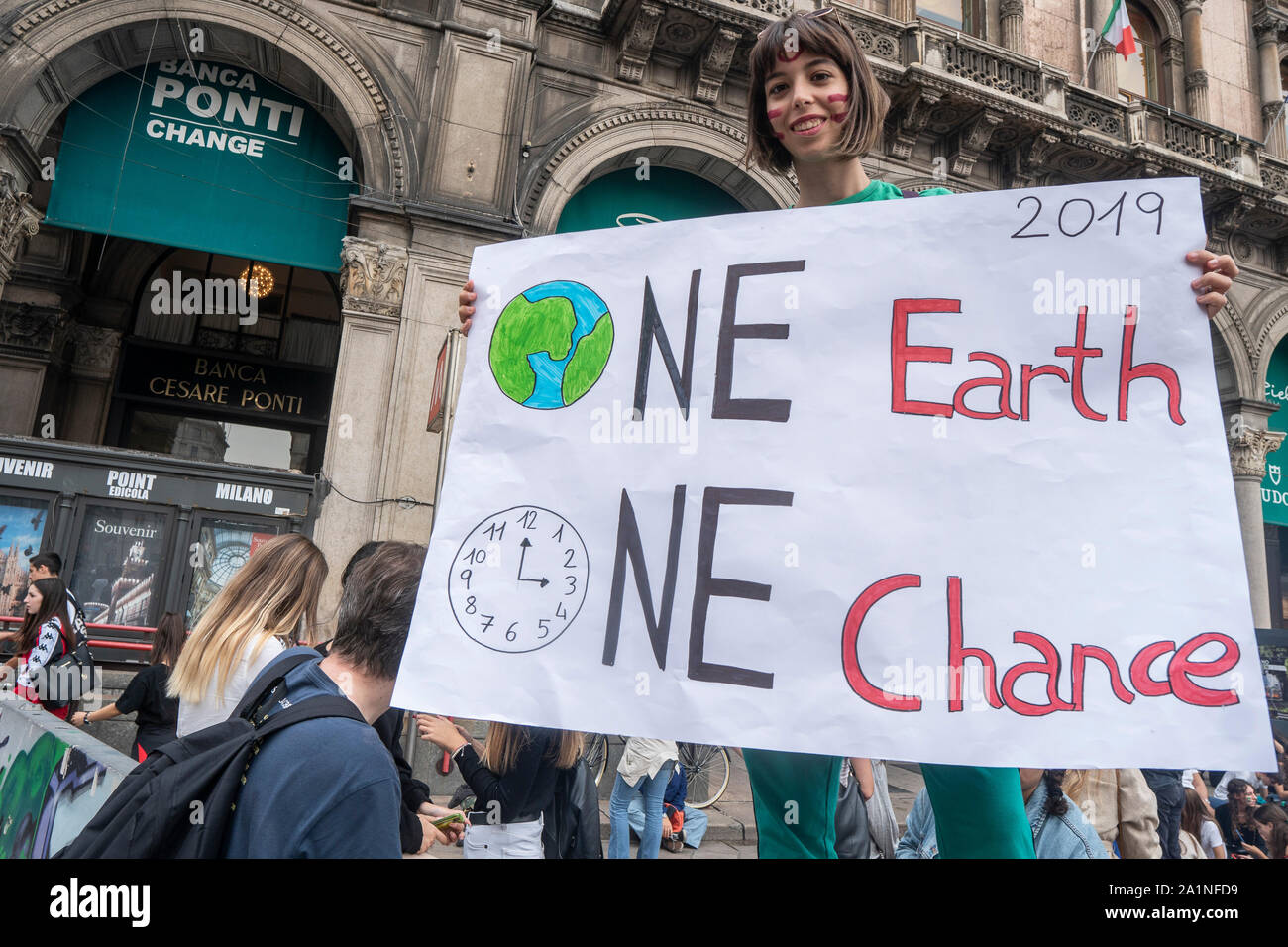 Milano, Italie. 27 Sep, 2019. Girl holding a placard pendant la manifestation.Les élèves des écoles et des universités de Milan a participé à la grève de vendredi pour l'avenir. Le mouvement, lancé avec la protestation d'un jeune de 16 ans militante suédoise Greta Thunberg, répartis également en Italie, où le ministère de l'éducation a recommandé un jour de congé pour les élèves. Credit : SOPA/Alamy Images Limited Live News Banque D'Images