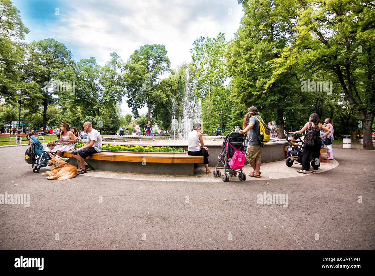 Burgas, Bulgarie - 21 juin 2019 : Les gens se détendre autour d'une grande fontaine avec une fontaine dans le parc de Burgas, Bulgarie Banque D'Images