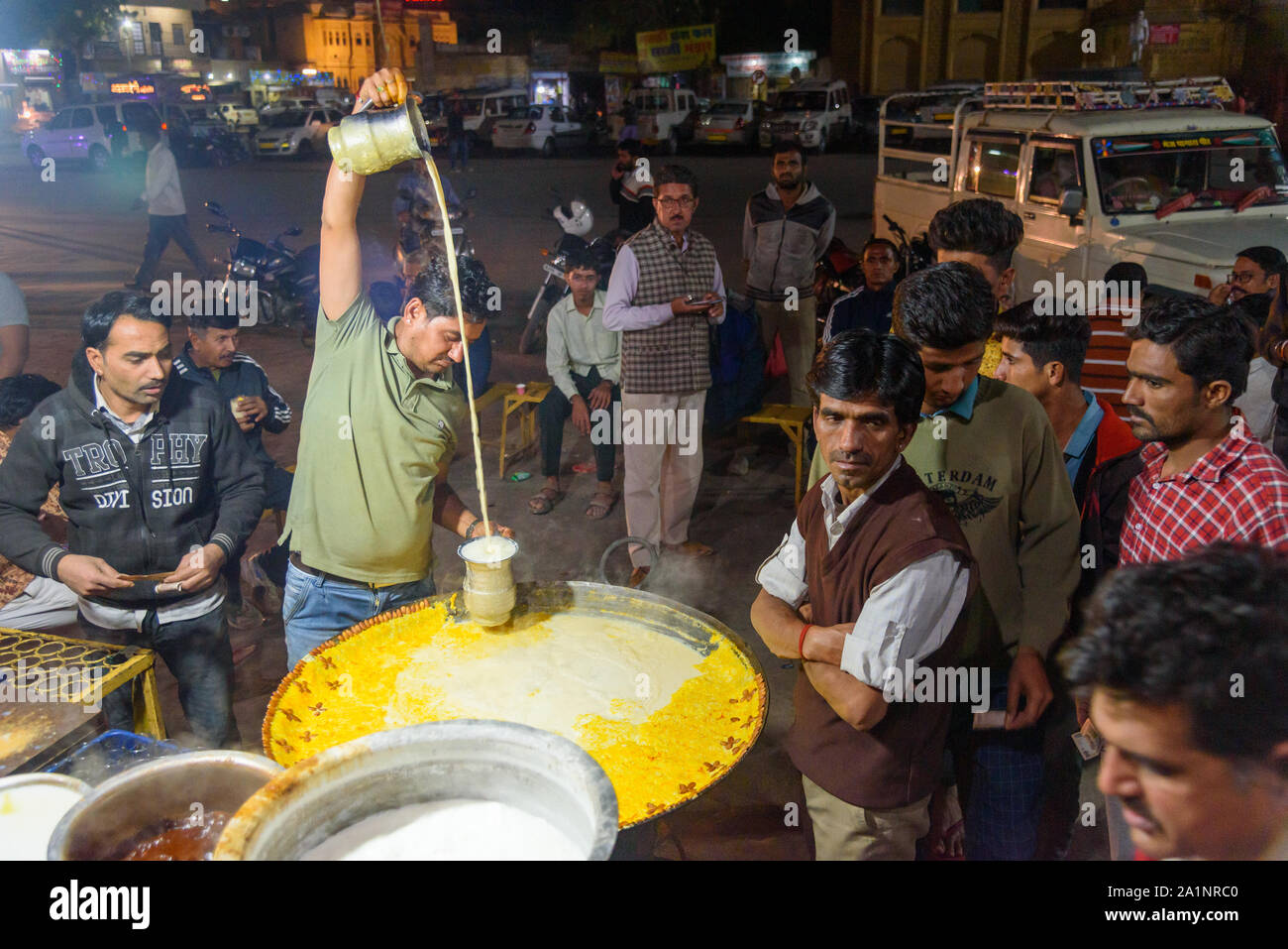 Jaisalmer, Inde - 16 Février 2019 : vendeur indien chaud préparer du lait sucré d'amandiers sur rue dans Jaisalmer. Rajasthan Banque D'Images