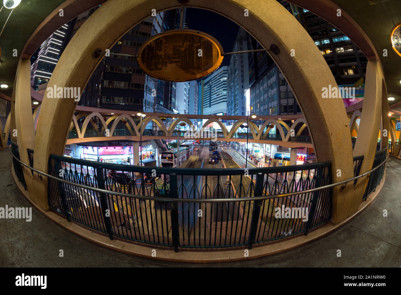 Le célèbre pont piétonnier circulaire à Causeway Bay, Hong Kong, Chine. Banque D'Images