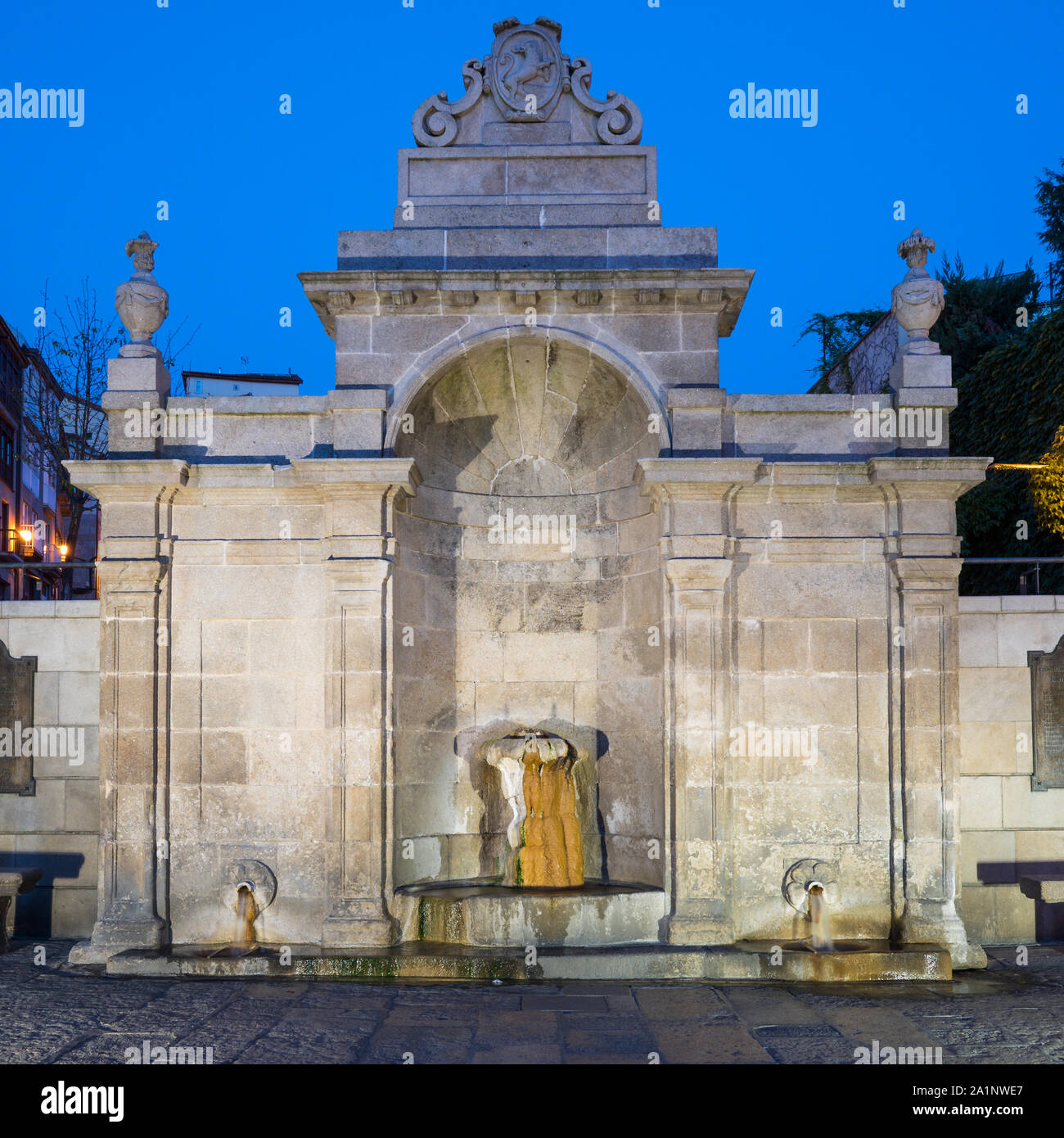 S Burgas hot springs dans le centre-ville au crépuscule. Hors de la fontaine s'écoule de l'eau chaude thermique médicinales (67 °C) qui est utilisé en tant que traitement médical. Banque D'Images