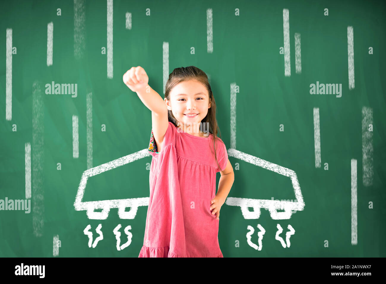 Happy little girl standing tableau noir et l'icône avion sur la carte Banque D'Images