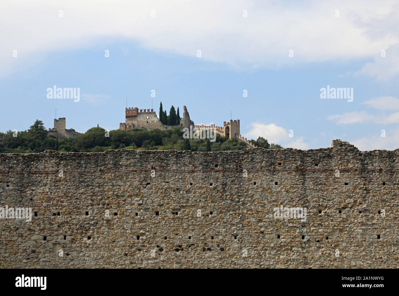 Schiavon, VI, Italie - 1 septembre 2019 : Château supérieur et mur de la ville dans la région de Veneto Banque D'Images