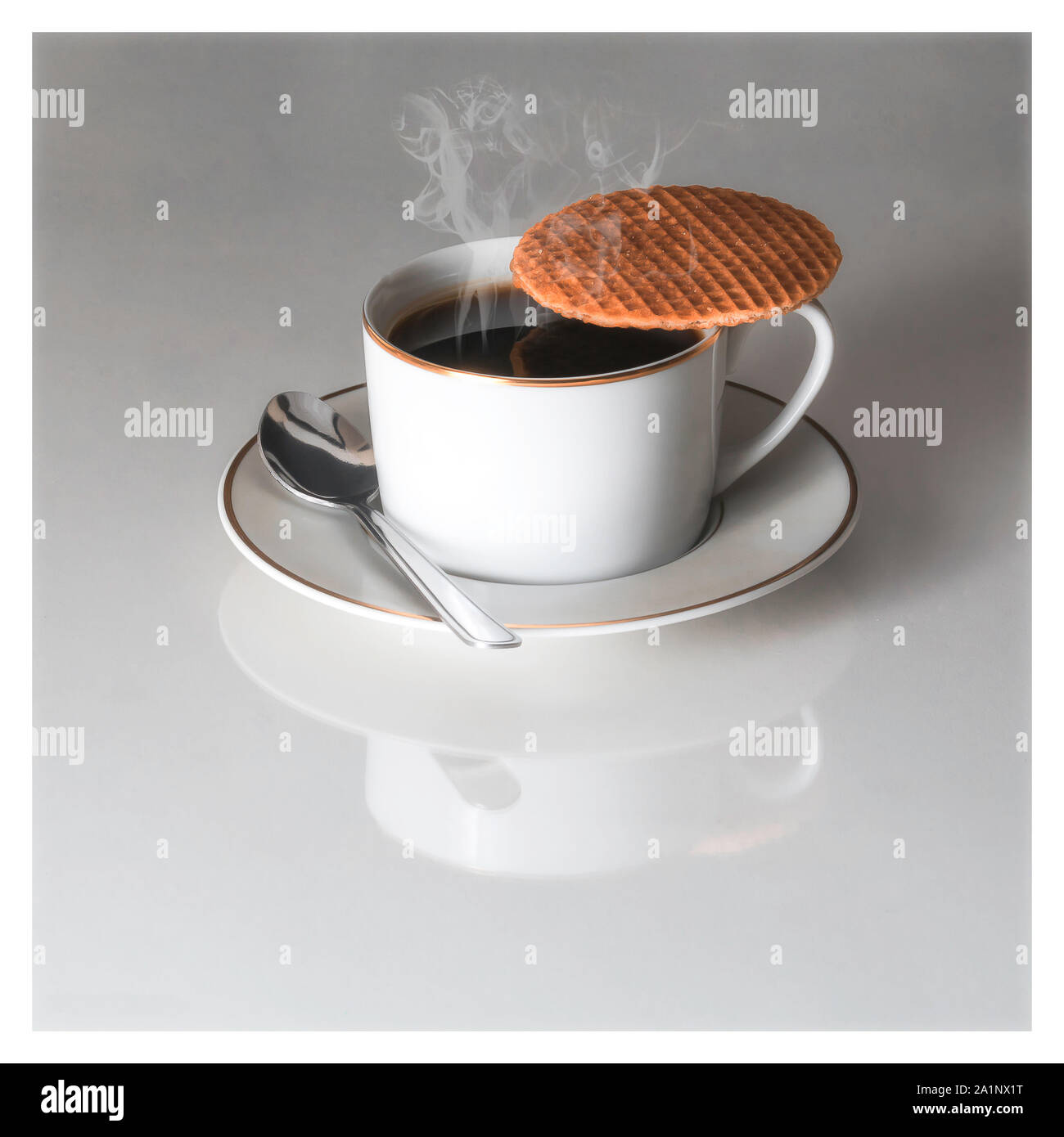 Tasse de café fumant, avec une cuillère, stroopwafel et soucoupe Banque D'Images