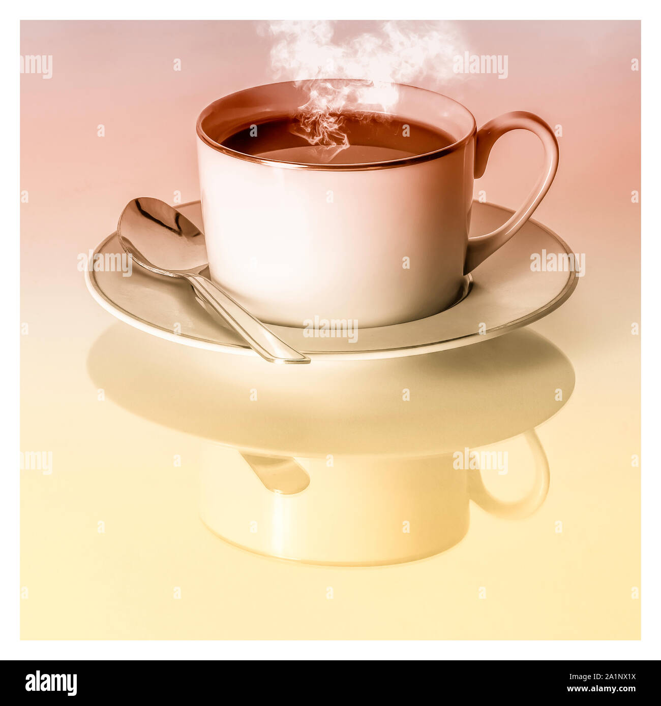 Tasse de café fumant, avec soucoupe et cuillère Banque D'Images