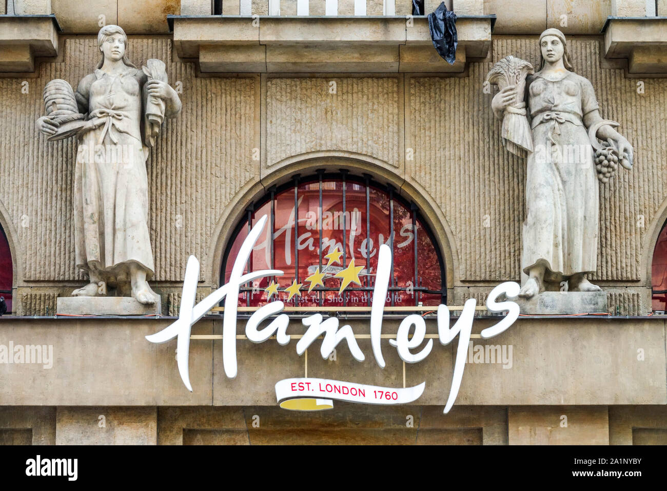 Hamleys, Prague, des statues au-dessus de l'entrée du magasin, la rue Na Prikope République Tchèque Banque D'Images