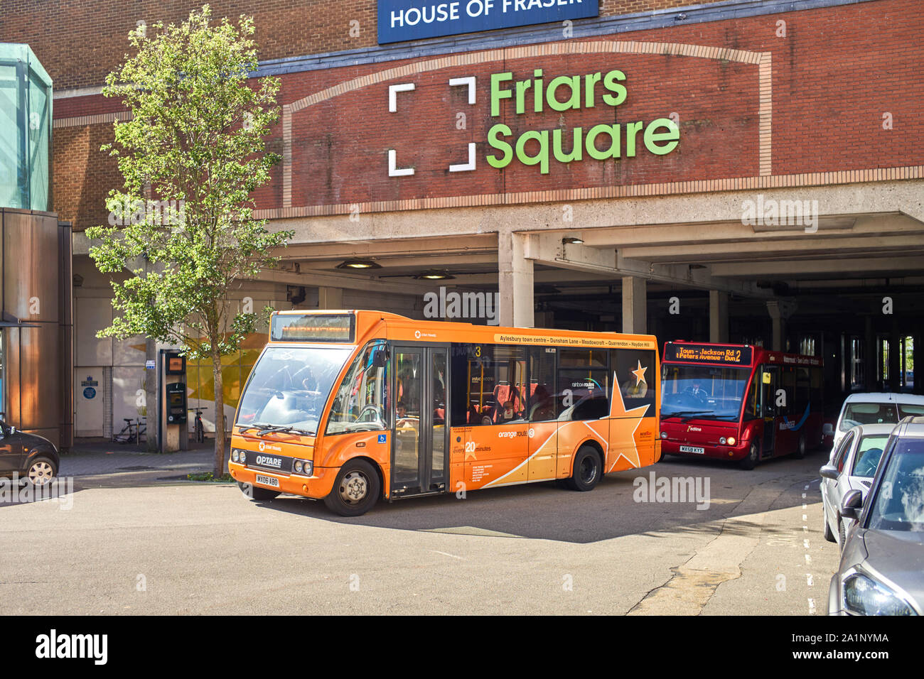 Itinéraire de voyage Orange, Star bus émerge d'Aylesbury bus station sous le Friars Square Shopping Centre Banque D'Images