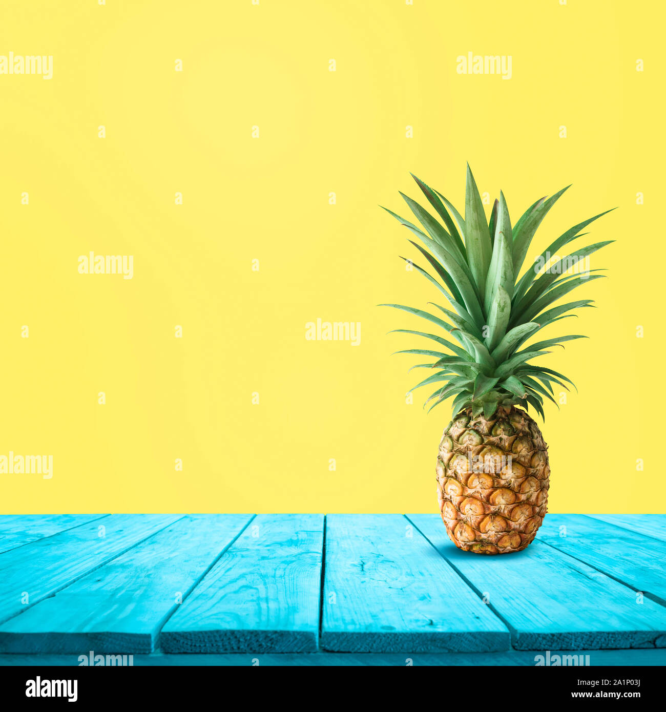 L'ananas sur bois bleu sur fond jaune.Pour montage de l'écran du produit ou  de la conception Mise en page keyvisual Photo Stock - Alamy