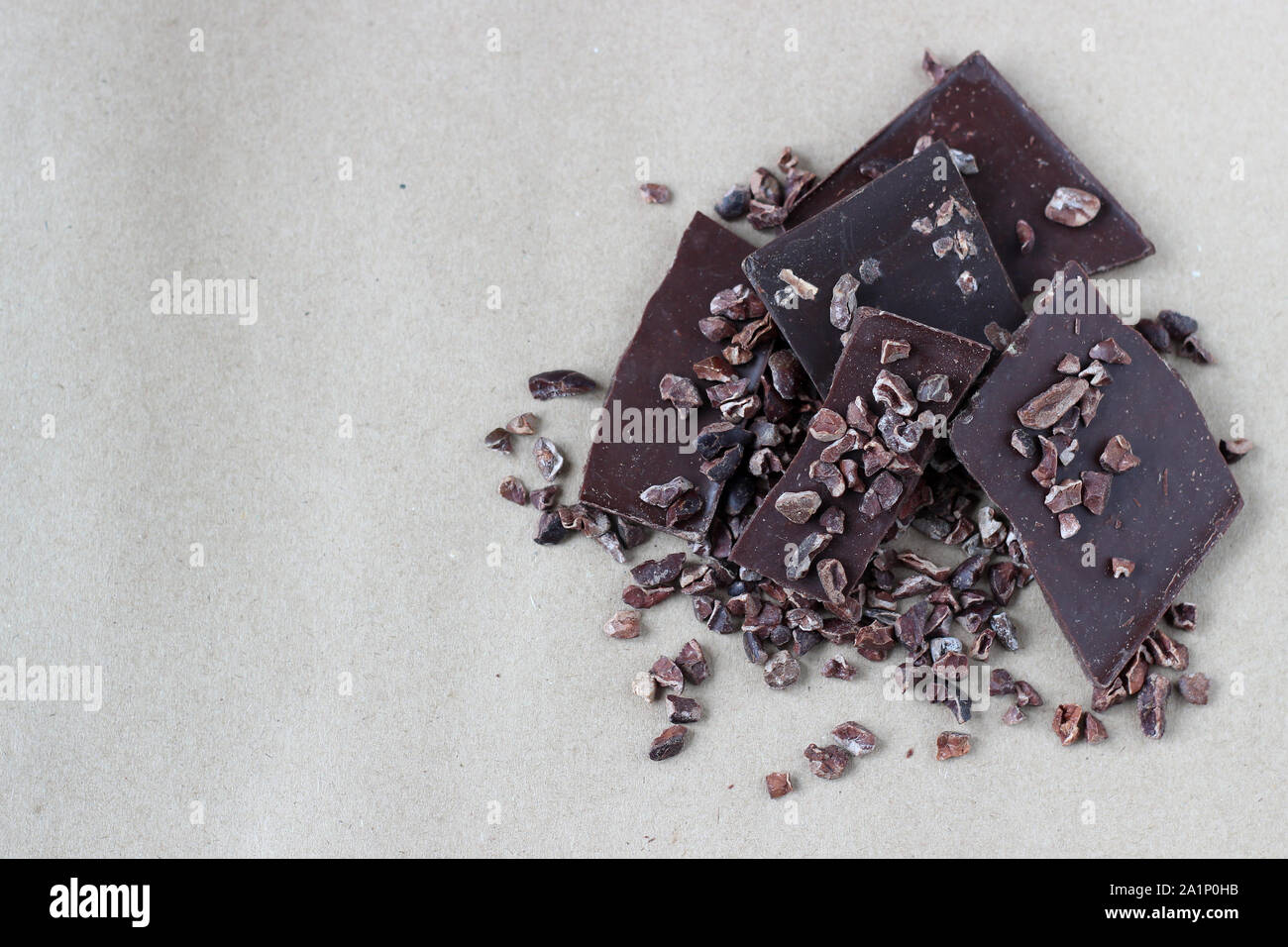 Morceaux de chocolat noir et fèves de cacao râpé Banque D'Images