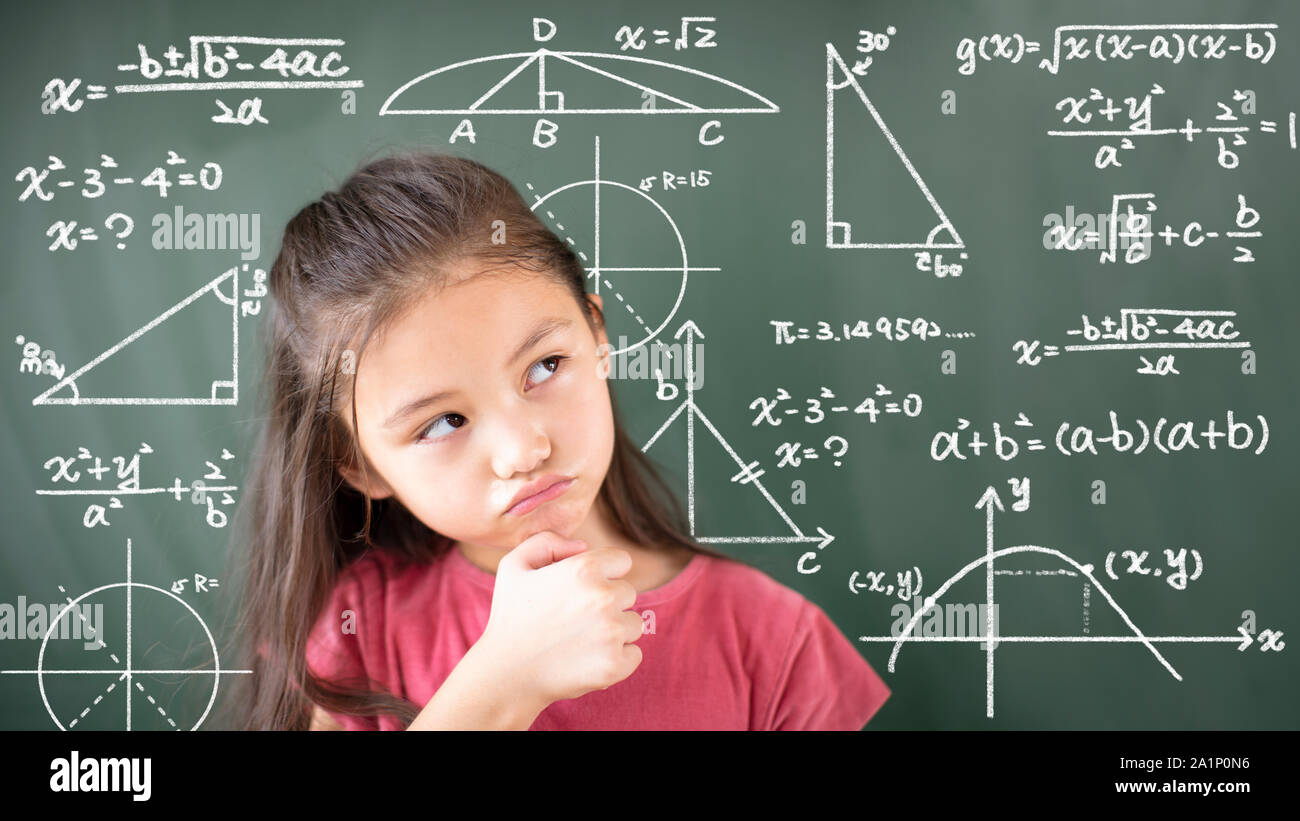 Petite fille pense à problème de mathématiques Banque D'Images