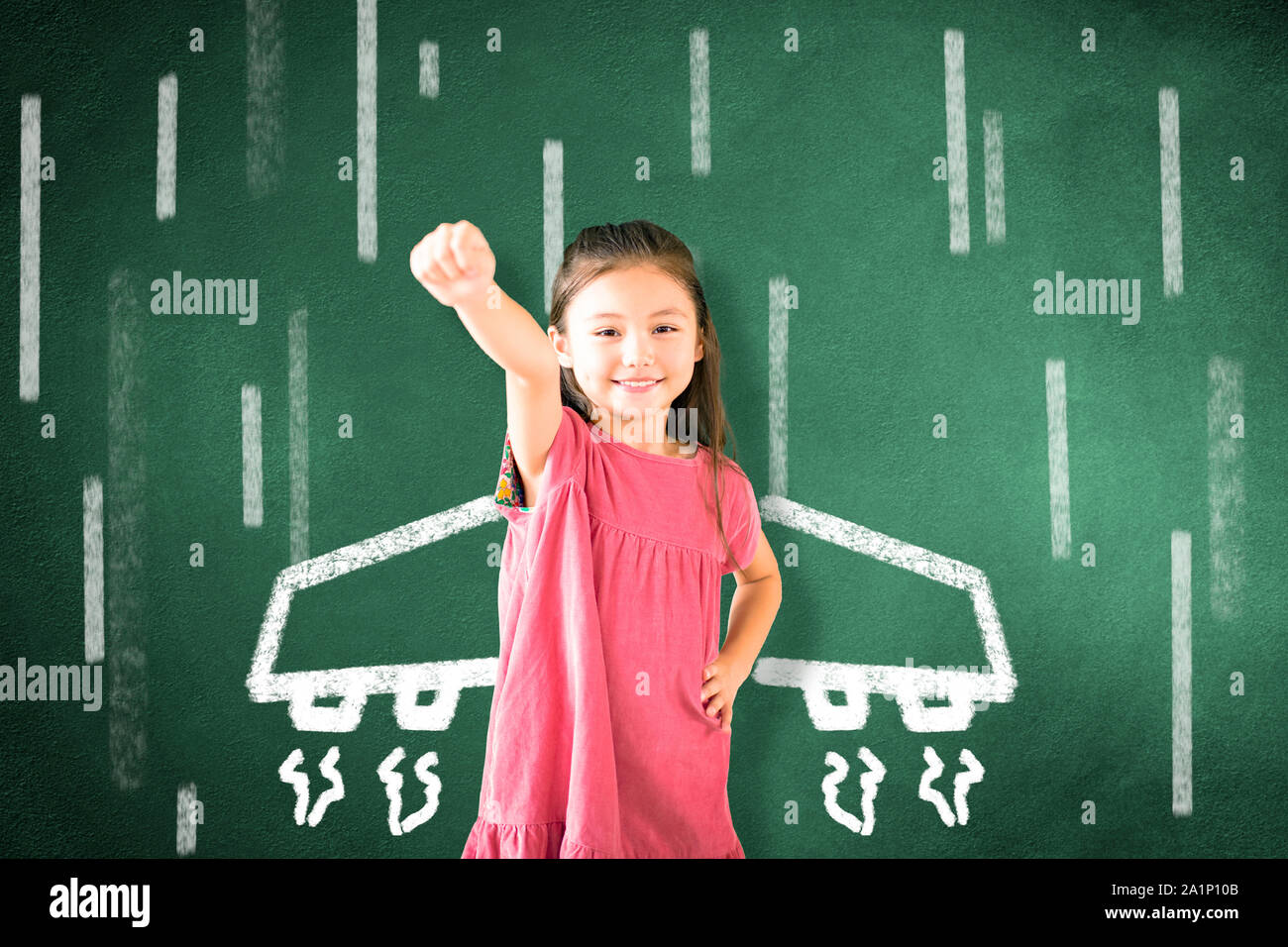 Petite fille debout contre l'ardoise et l'icône avion sur la carte Banque D'Images