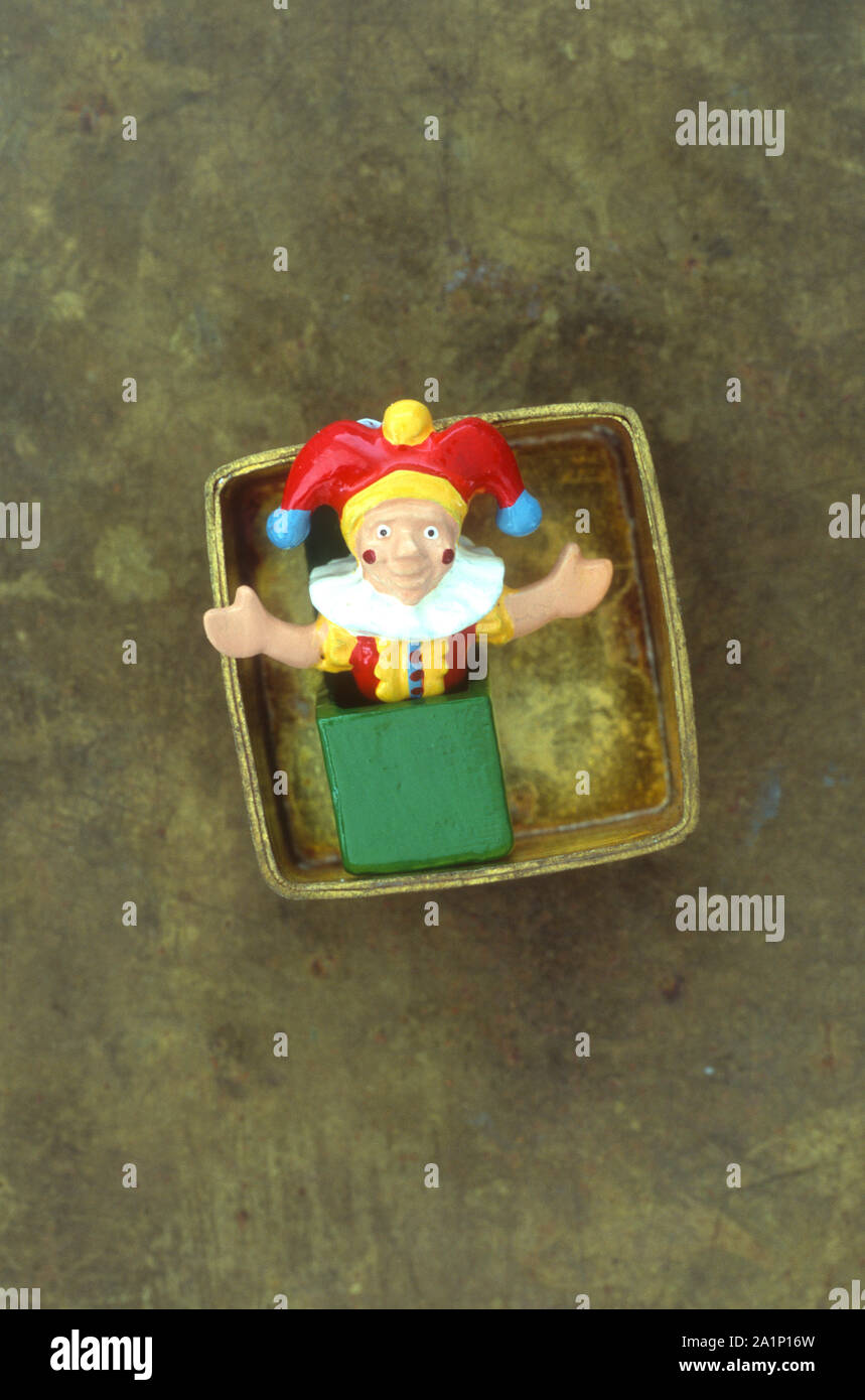Petit modèle de porcelaine peinte Jack-in-the-box jailli de sa boîte à bras ouverts et jester hat Banque D'Images