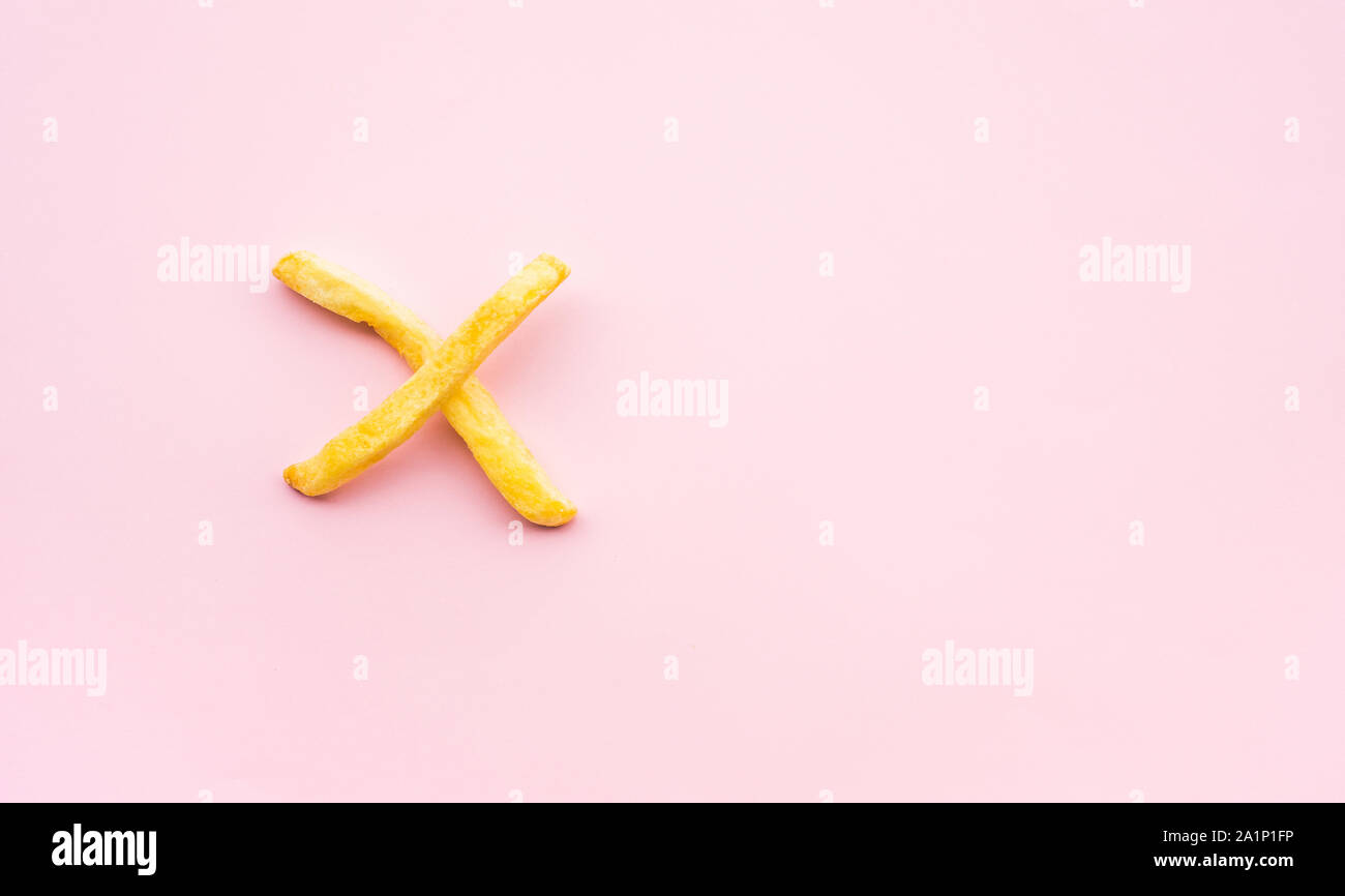 La malbouffe concepts avec signe de croix.Anti frites fast-food et des idées de conversation en bonne santé Banque D'Images