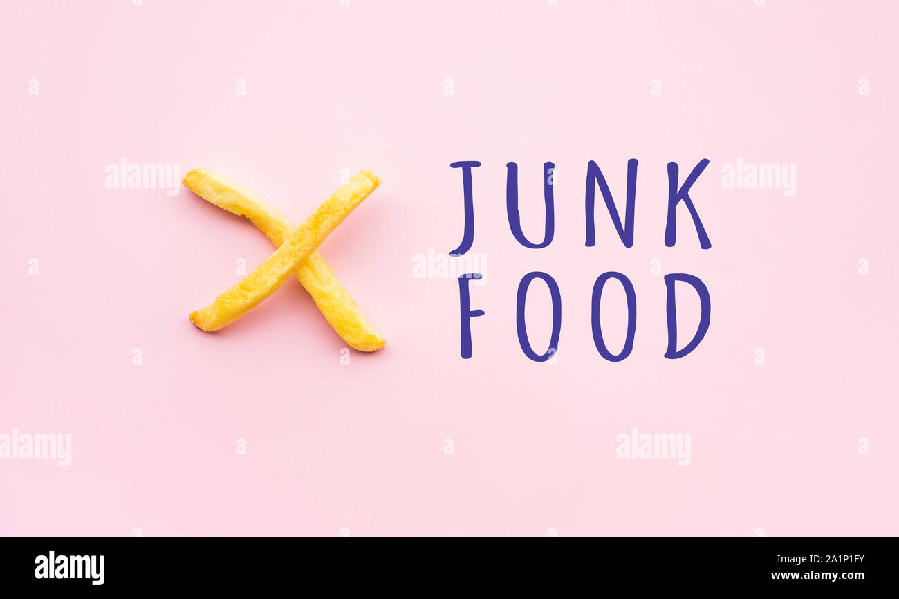 La malbouffe concepts avec texte et signe de croix.Anti frites fast-food et des idées de conversation en bonne santé Banque D'Images
