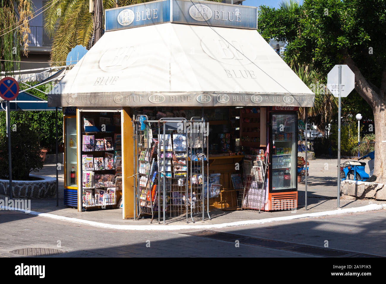 Grèce - 25 octobre 2012 : un traditionnel grec periptero cigarette, news et des boissons sont à Galatas village, en face de Poros, dans le golfe Argosaronique Banque D'Images