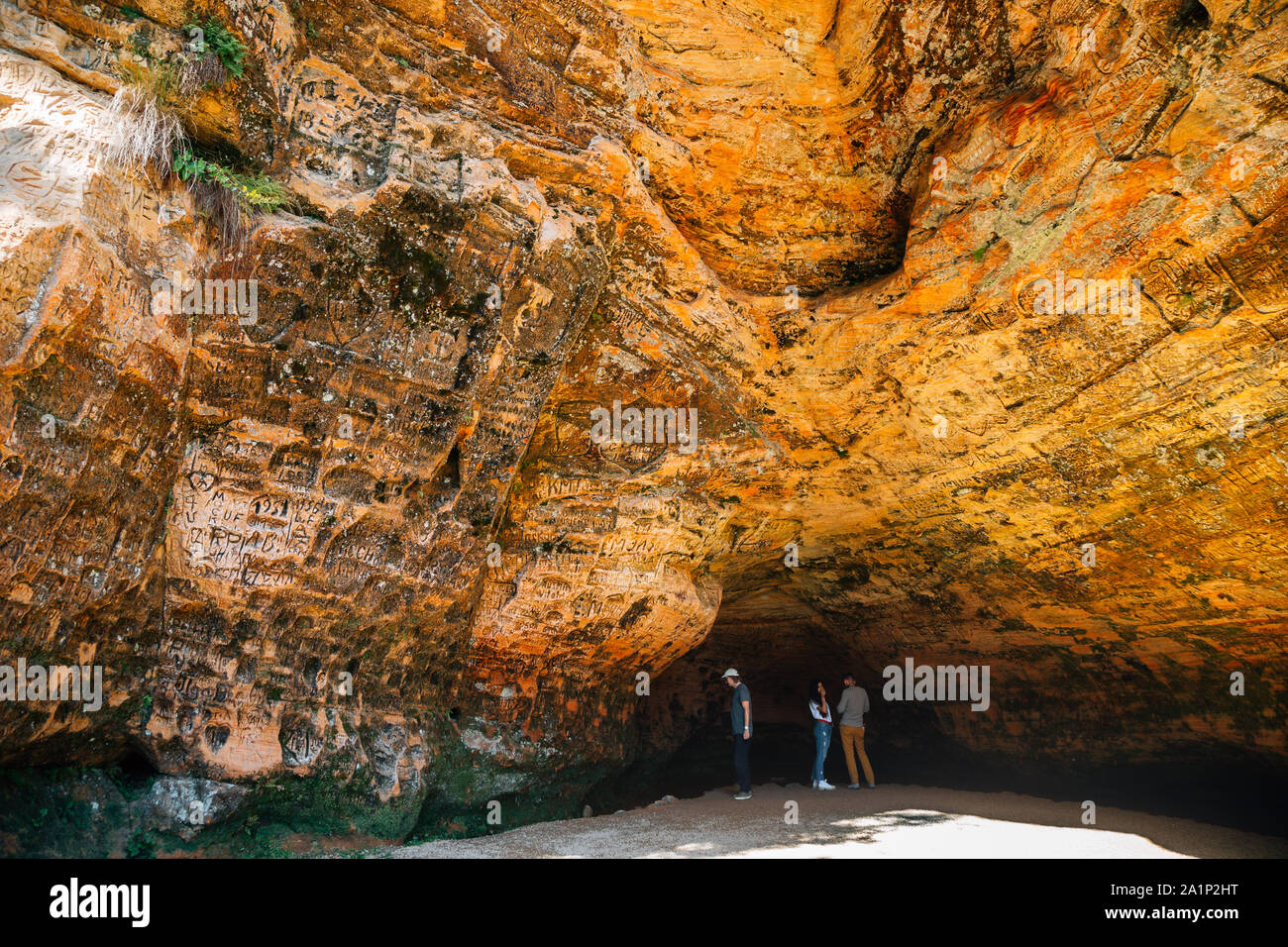 Sigulda, Lettonie - 12 août 2019 : la grotte de Gutman au Parc National de Gauja Banque D'Images