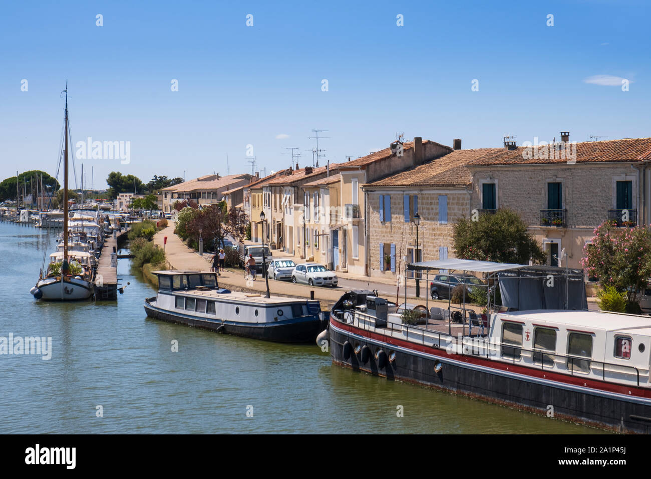 Aigues-mortes, Camargue, France - maisons et bateaux sur le bord d'un canal du Rhône à Sète. Banque D'Images