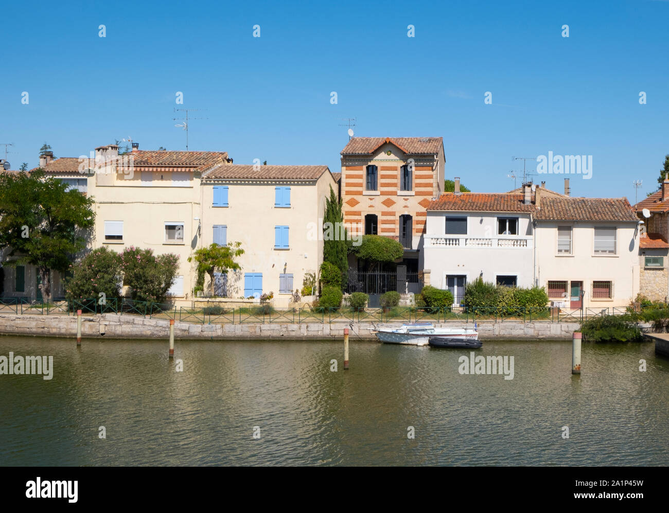 Aigues-mortes, Camargue, France - maisons au bord d'un canal du Rhône à Sète. Banque D'Images