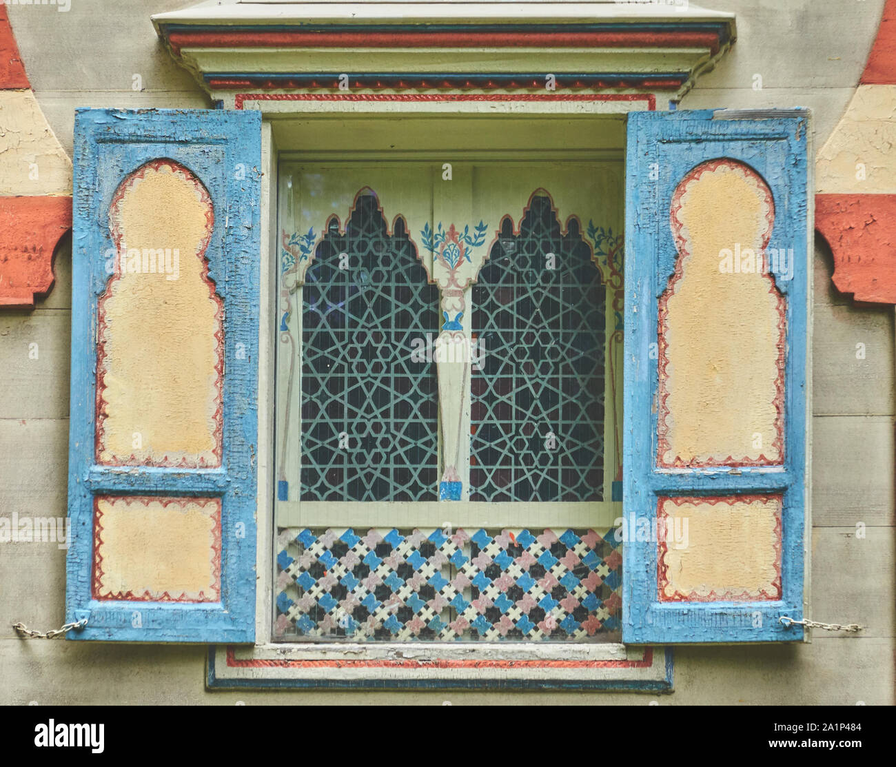 Ettal, Allemagne, le 6 août., 2019 : fenêtre givré bleu finement et châssis de fenêtre du pavillon marocain dans le jardin de château de Linderhof Banque D'Images