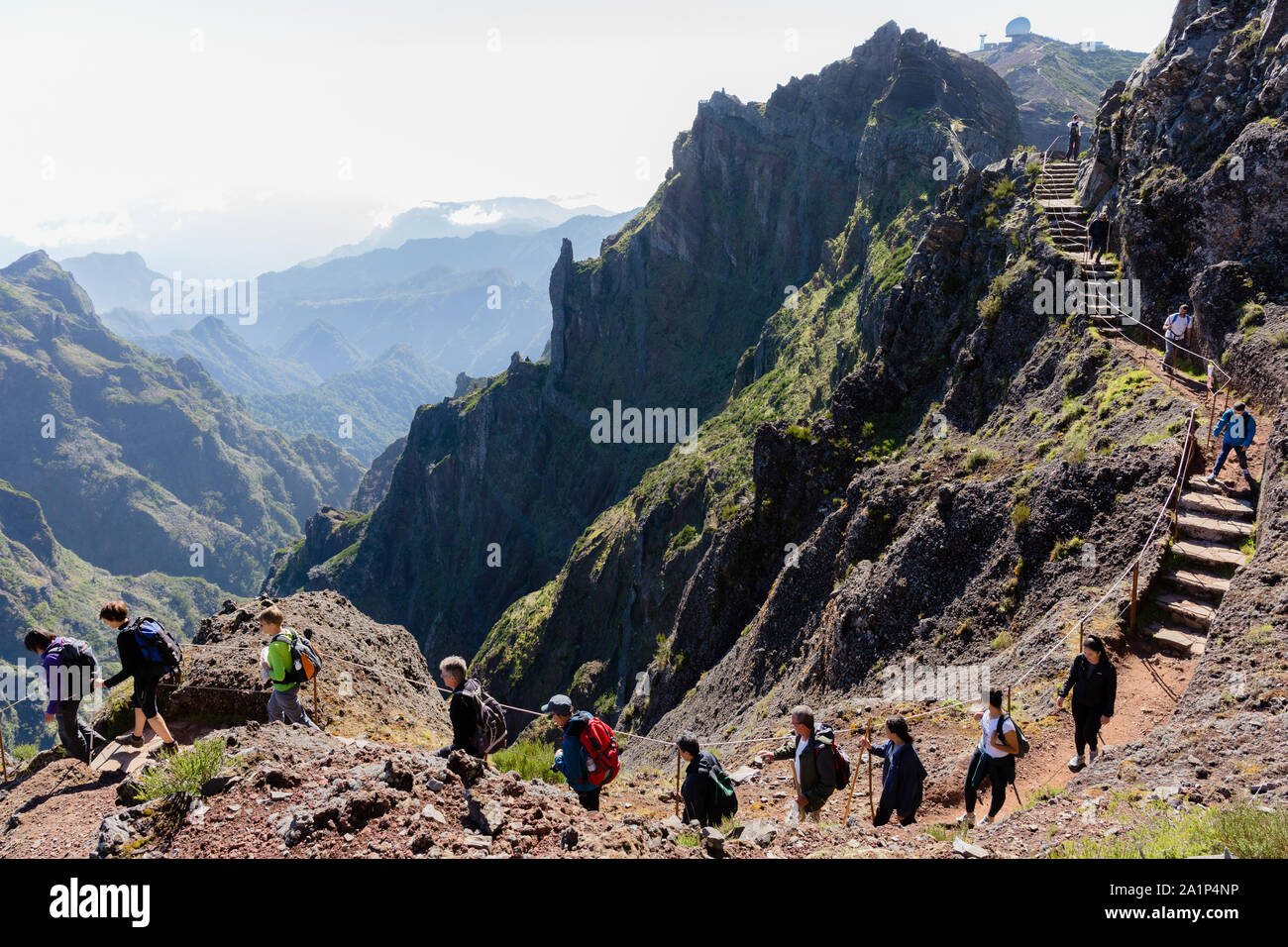 PICO DO AREEIRO, Madère - Septembre 2019 : Groupe de touristes en randonnée dans les montagnes de Madère de 'Pico do Areeiro' à 'Pico Ruivo' sur un ciel nuageux somme Banque D'Images