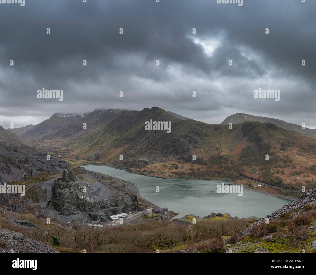 Paysage magnifique image de Dinorwig Mine d'Ardoise et de sommets Snowdon Mountain en arrière-plan pendant l'hiver dans le Snowdonia avec Llyn Peris en premier plan Banque D'Images