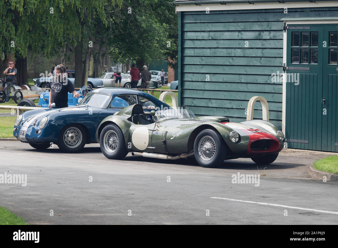 1951 Allard-Farrallac 1955 MkII et Porsche à Bicester Heritage Centre super scramble event. Bicester, Oxfordshire, Angleterre. Filtre Vintage Banque D'Images