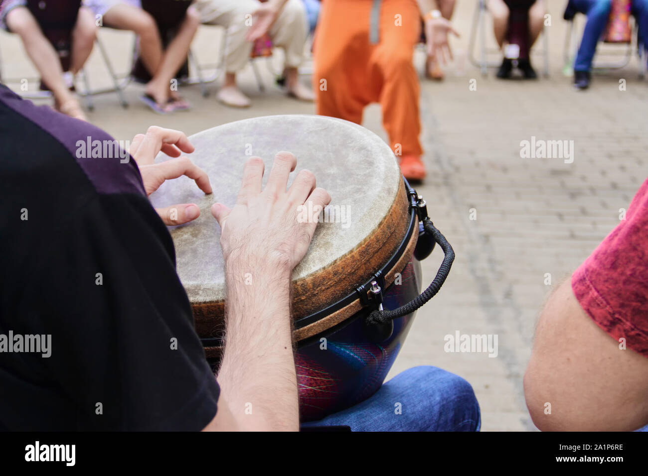 Groupe de personnes jouent sur l'African drums Banque D'Images