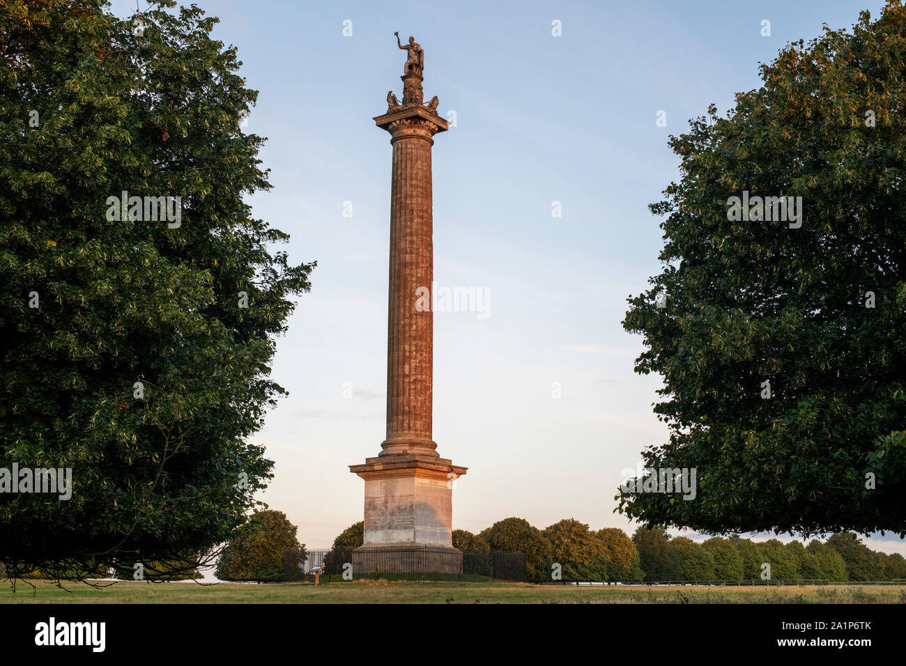 La colonne de la victoire au lever du soleil. Blenheim Palace park, Woodstock, Oxfordshire, Angleterre Banque D'Images