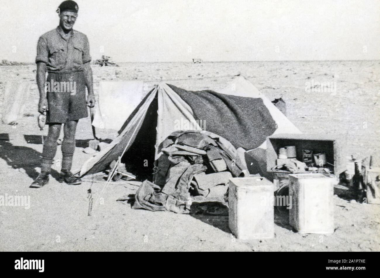 Photographies prises pendant la seconde Guerre mondiale par un soldat britannique du Royal Tank Regiment pendant la campagne en Afrique du Nord. Soldat britannique et tente bivouac à Mersa Matruh. Trooper C M Shoults Banque D'Images