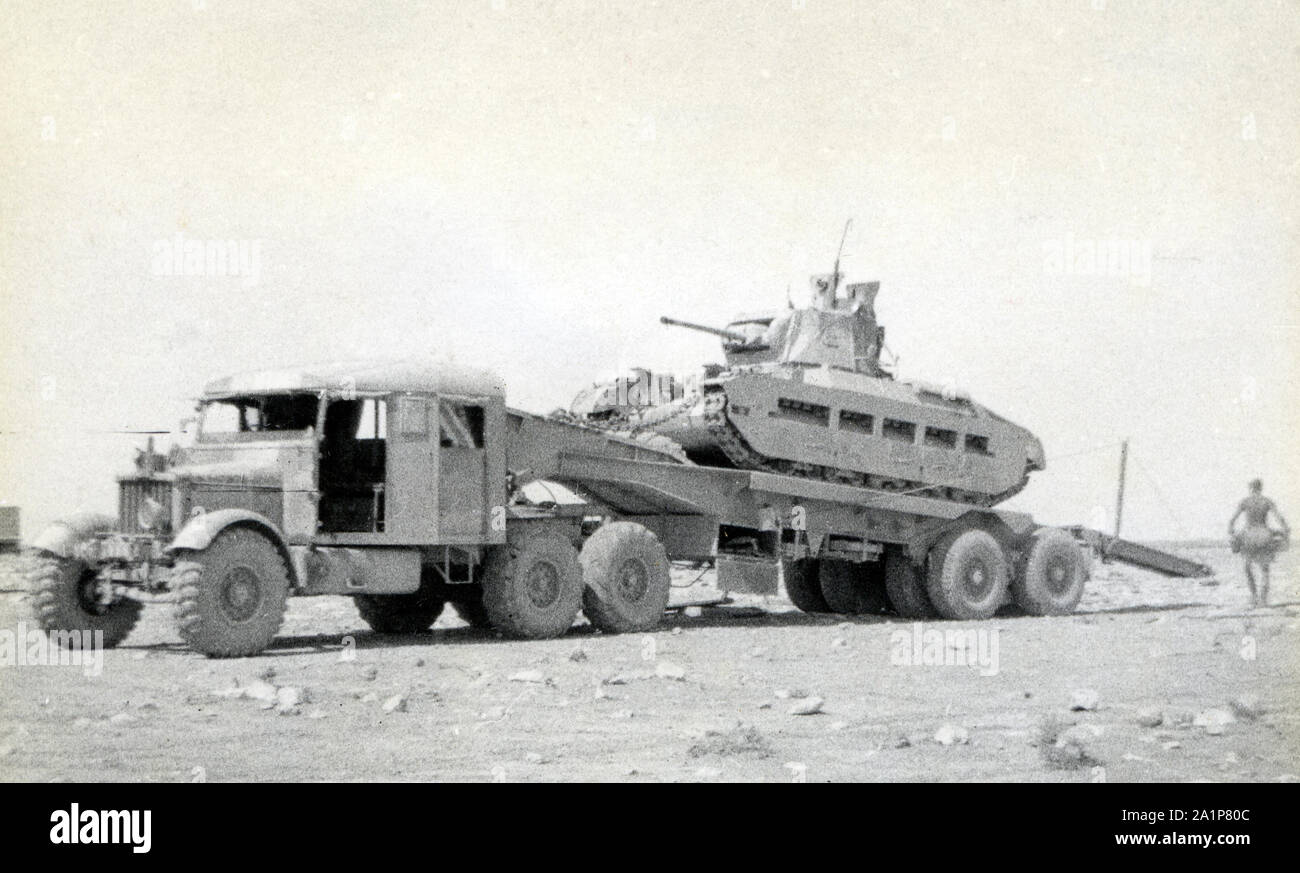 Photographies prises pendant la seconde Guerre mondiale par un soldat britannique du Royal Tank Regiment pendant la campagne en Afrique du Nord. Réservoir chargé sur le transporteur de Scammel. Trooper C M Shoults Banque D'Images