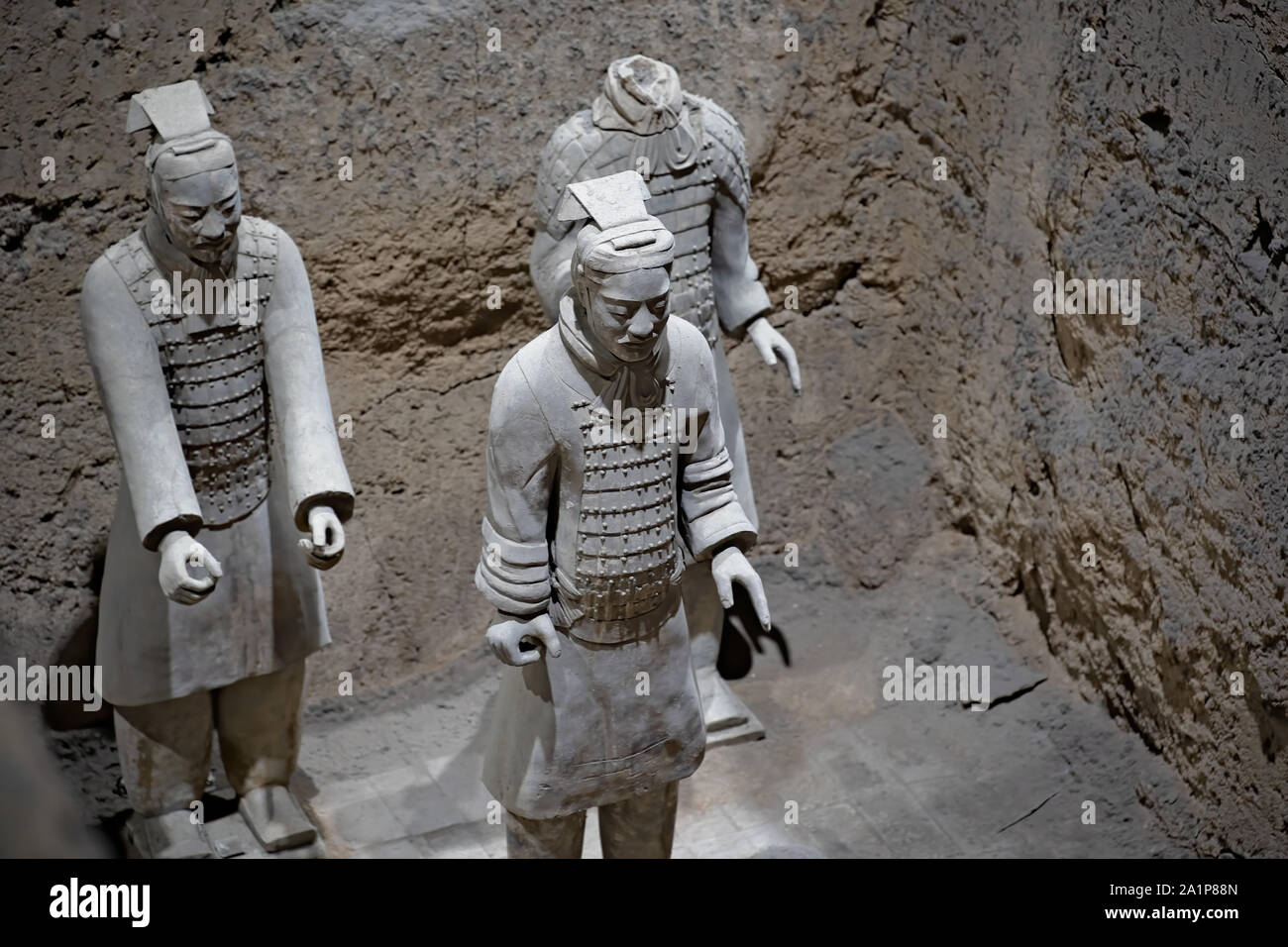 Xian, Chine - Juillet 2019 : des soldats d'argile permanent faisant partie d'une armée de guerriers en terre cuite, créé pendant le règne du premier empereur chinois Qi Banque D'Images