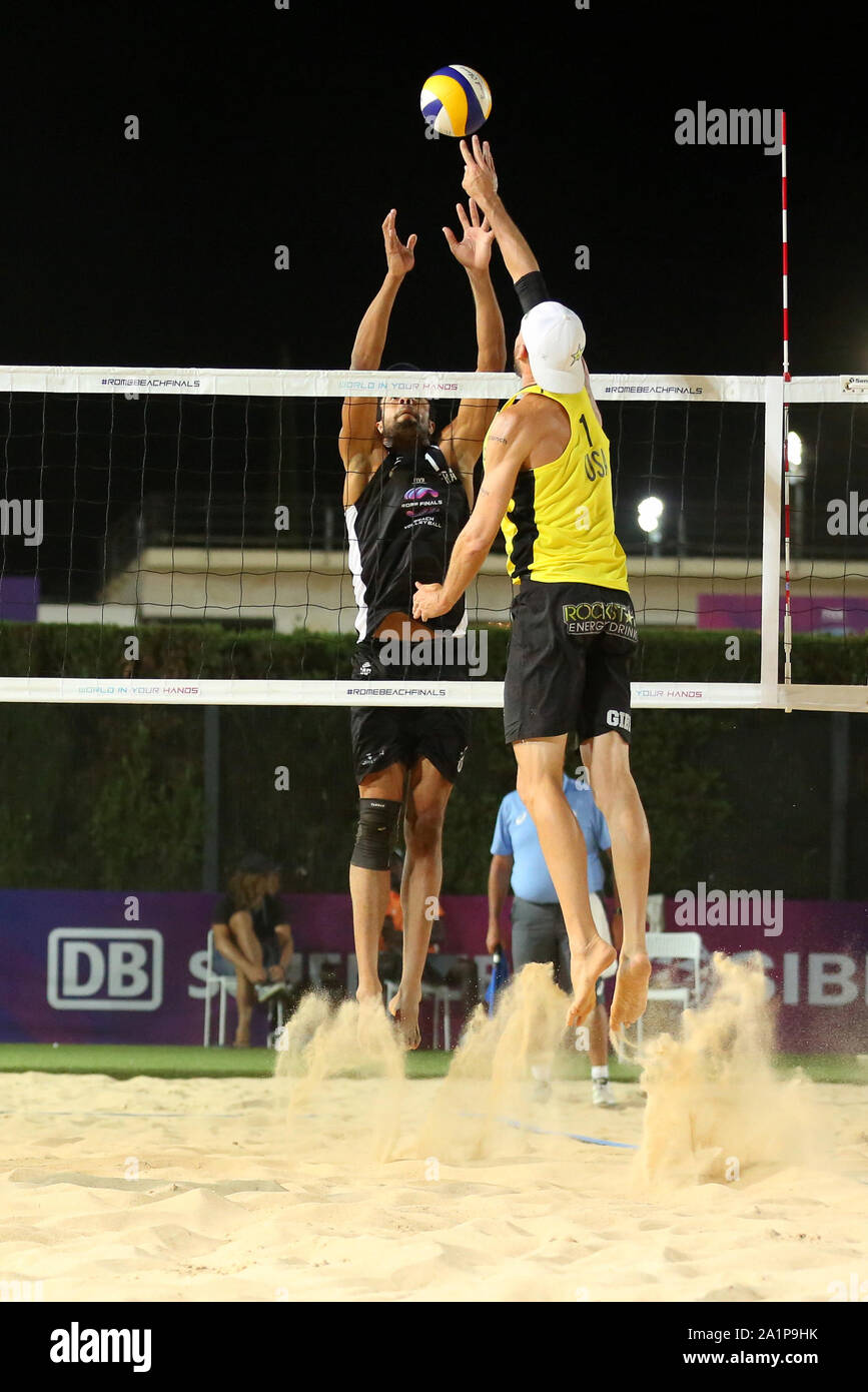 ROME, ITALIE - SEP 06 : Crabb et Gibb de USA en action contre Gauthier-Rat et Aye pour la France au cours de leur cycle de 16 jeu de la FIVB Beach Volleyball World Tour Finals 2019 au Foro Italico à Rome, Italie Banque D'Images