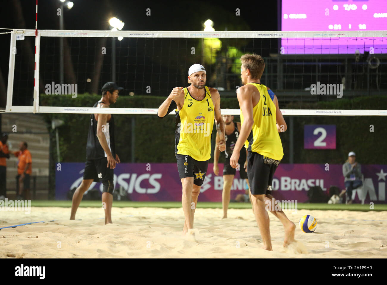 ROME, ITALIE - SEP 06 : Crabb et Gibb de USA en action contre Gauthier-Rat et Aye pour la France au cours de leur cycle de 16 jeu de la FIVB Beach Volleyball World Tour Finals 2019 au Foro Italico à Rome, Italie Banque D'Images