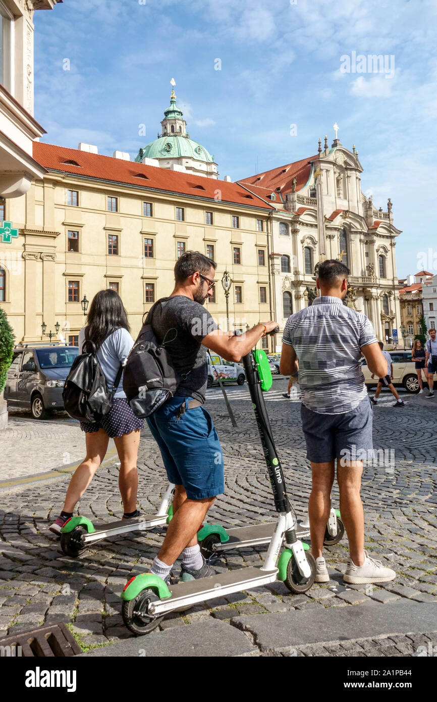 Touristes en scooter électrique Lime, place Malostranske Namesti, Prague rue Mala Strana scène République tchèque Banque D'Images