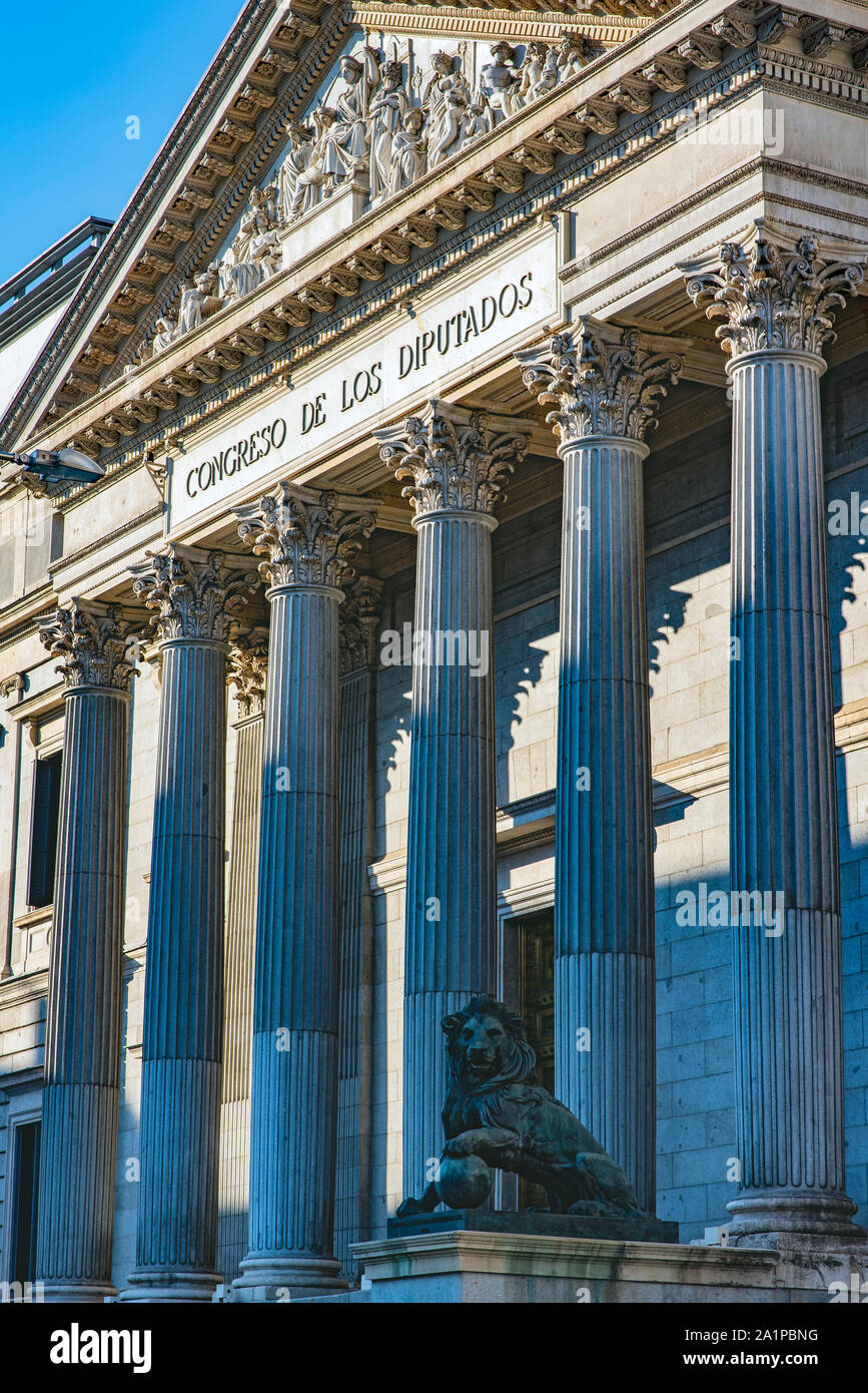 Bâtiment du Congrès des députés d'Espagne, avec une statue de deux lions que pour sa création était avec la fonte des canons pris à l'ennemi dans la Wa Banque D'Images