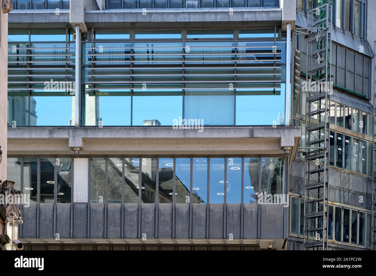 Vue sur deux étages du bâtiment en béton et en verre dans le centre de Londres avec des reflets dans les fenêtres Banque D'Images