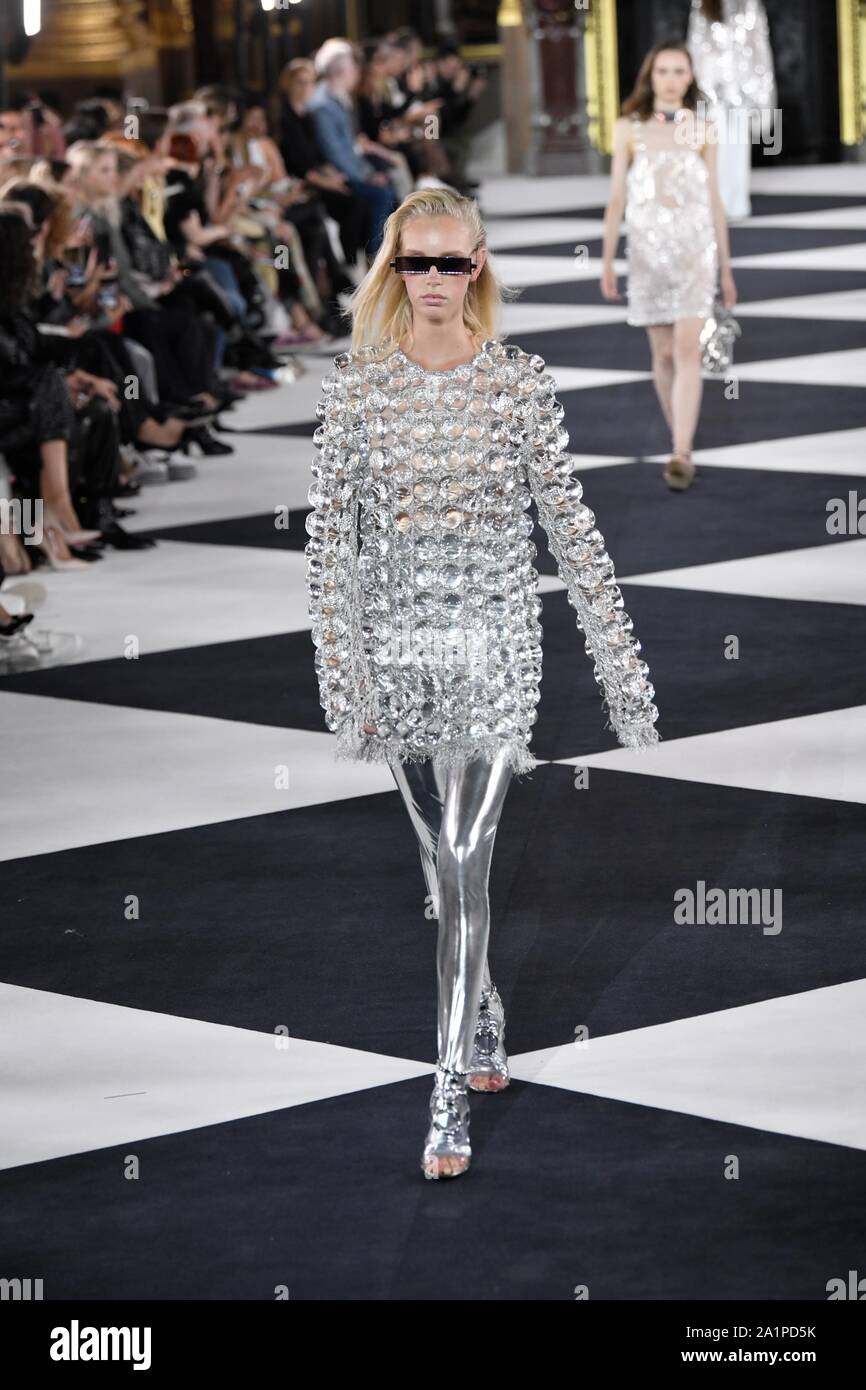 Paris, France. 27 Sep, 2019. Présenter des modèles de créations de Balmain  Printemps/Été 2020 de prêt-à-porter femme prêt-à-porter lors de la Fashion  Week de Paris à Paris, France, le 27 septembre 2019.