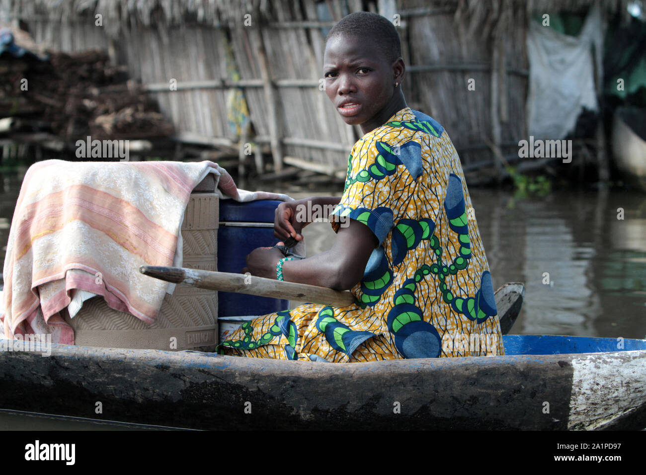 Béninoise dans une pirogue. Cité lacustre sur le lac Nokoué. Ganvié. Bénin. Banque D'Images