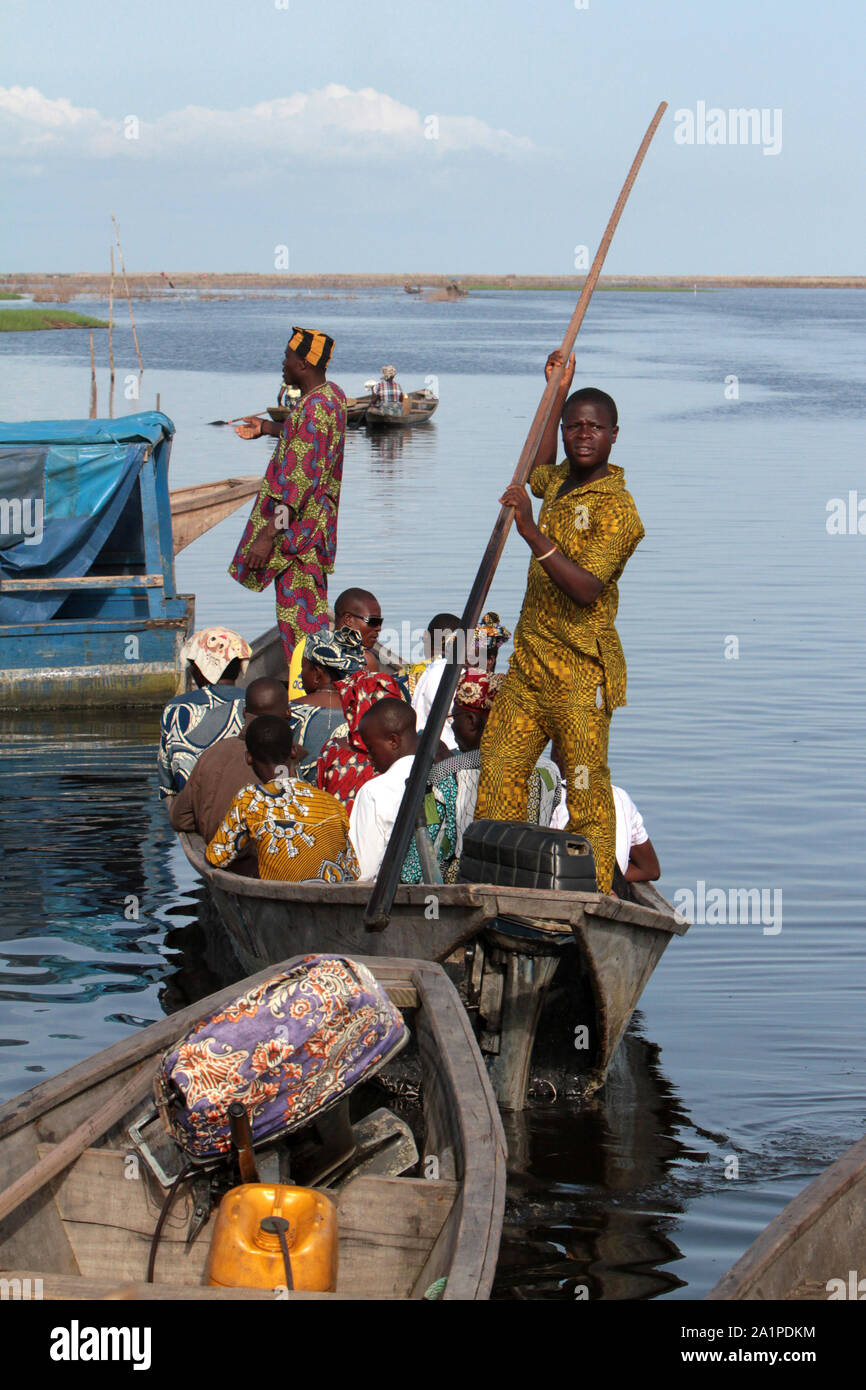 Béninois dans une pirogue. Cité lacustre sur le lac Nokoué. Ganvié. Bénin. Banque D'Images