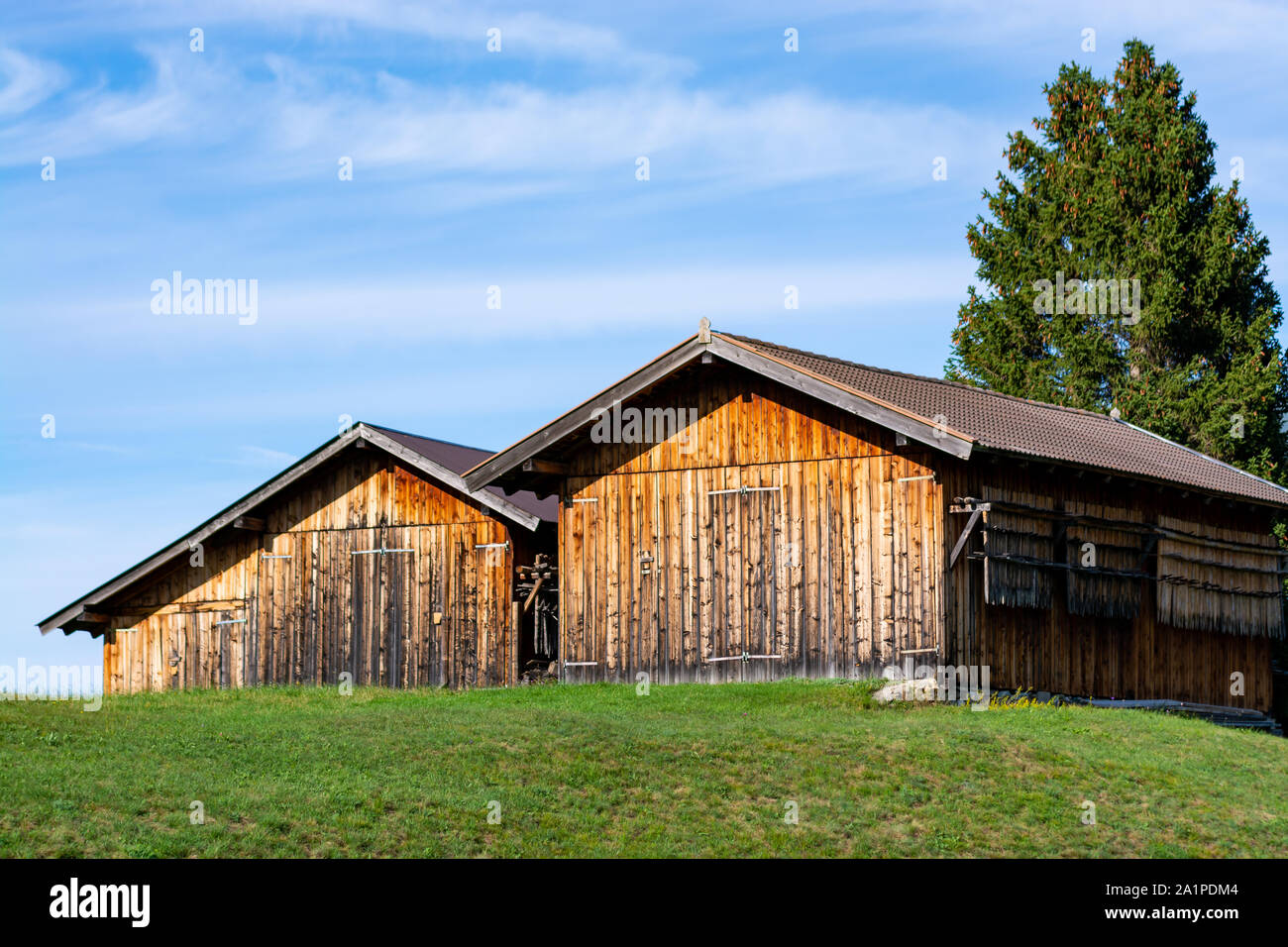 Cabines dans un pâturage dans les Alpes autrichiennes à Serfaus (Tyrol) Banque D'Images